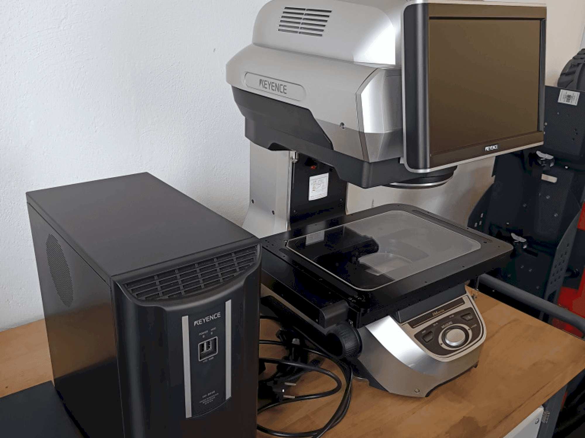 Vooraanzicht van KEYENCE 8030T machine