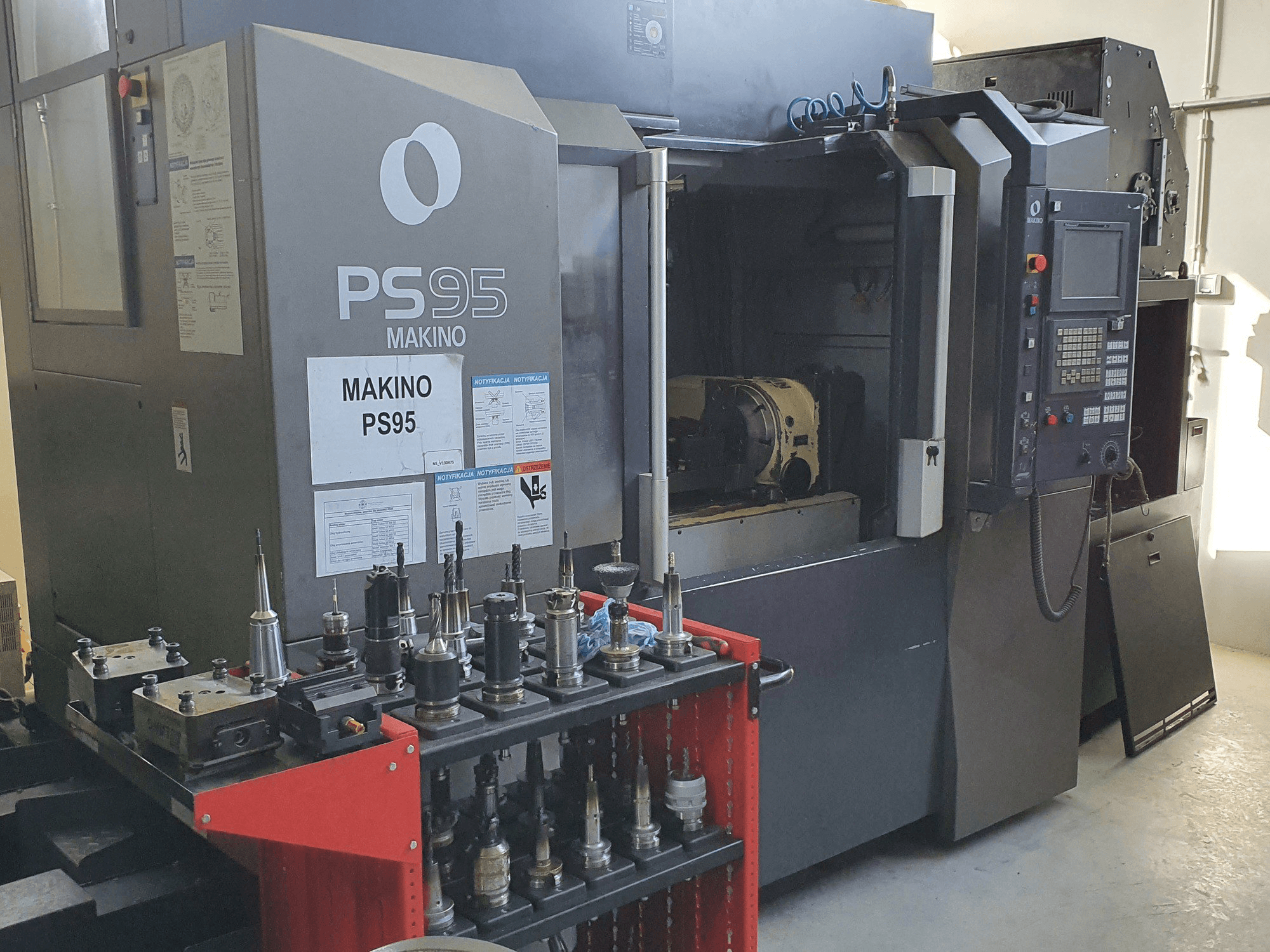 Vooraanzicht van Makino PS95 machine