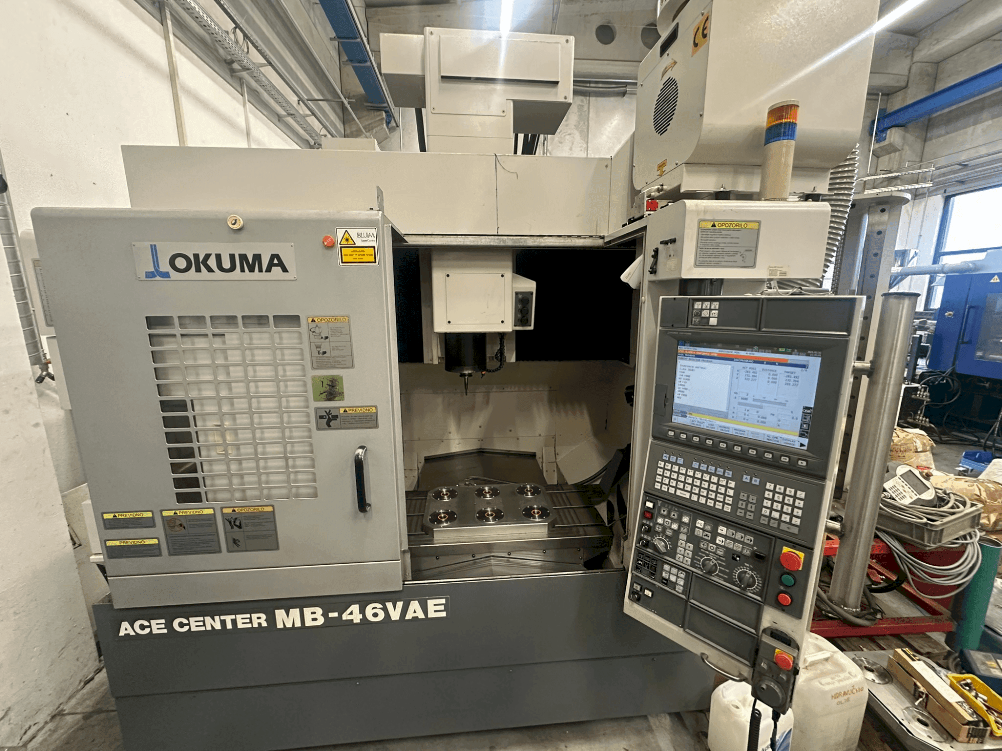 Vooraanzicht van Okuma MA-46 VAE machine