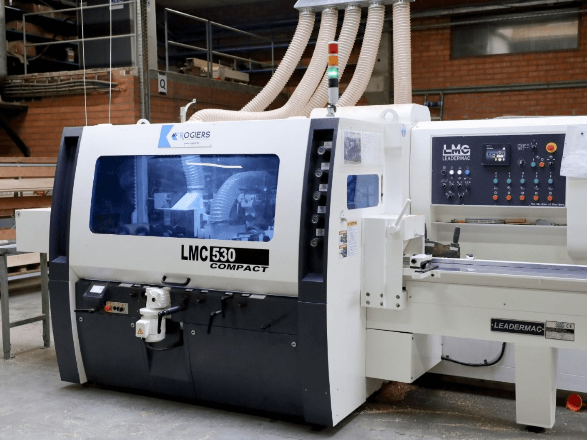 LEADERMAC LMC 530 Compacte houtbewerkingsmachine; vooraanzicht toont bedieningselementen, stofafzuiging en werkgebiedfuncties.