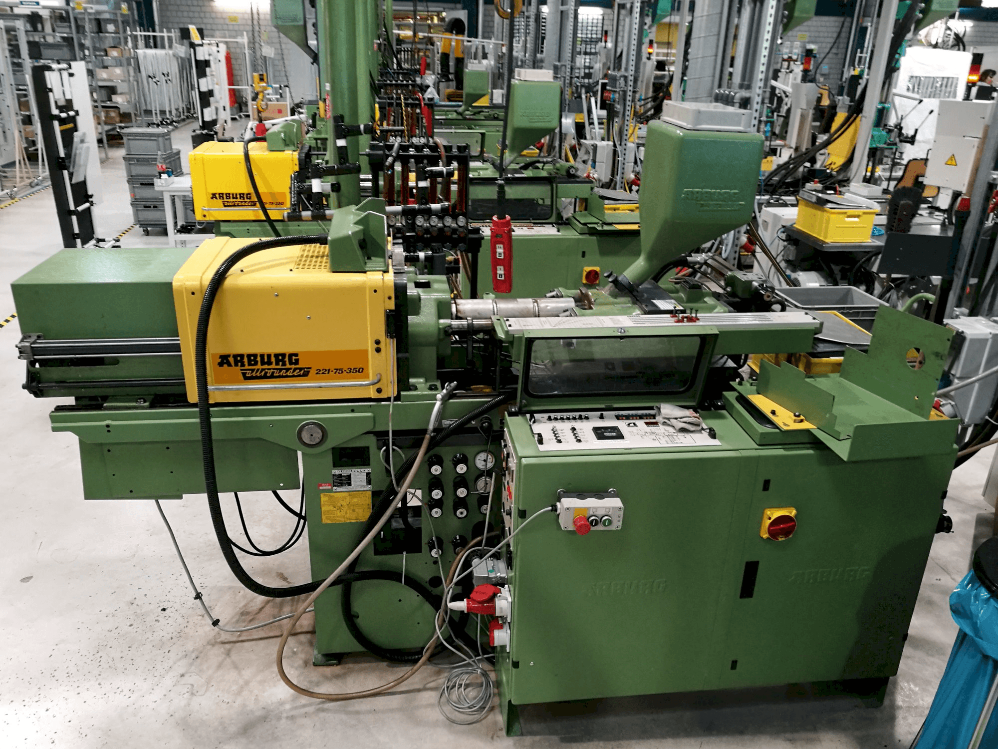 Rechts zijaanzicht van Arburg Allrounder 221-75-350 machine