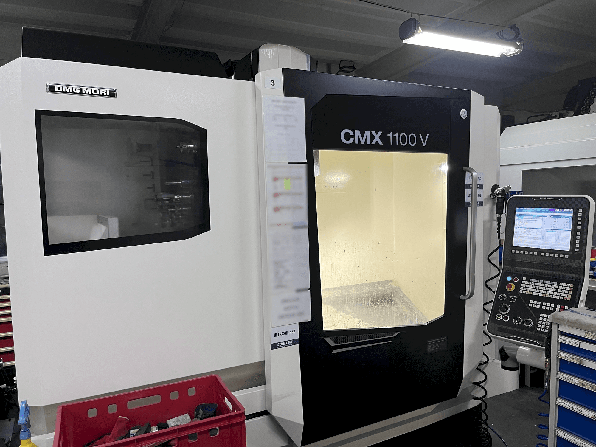 Linkerzijdeaanzicht van DMG MORI CMX 1100 V machine