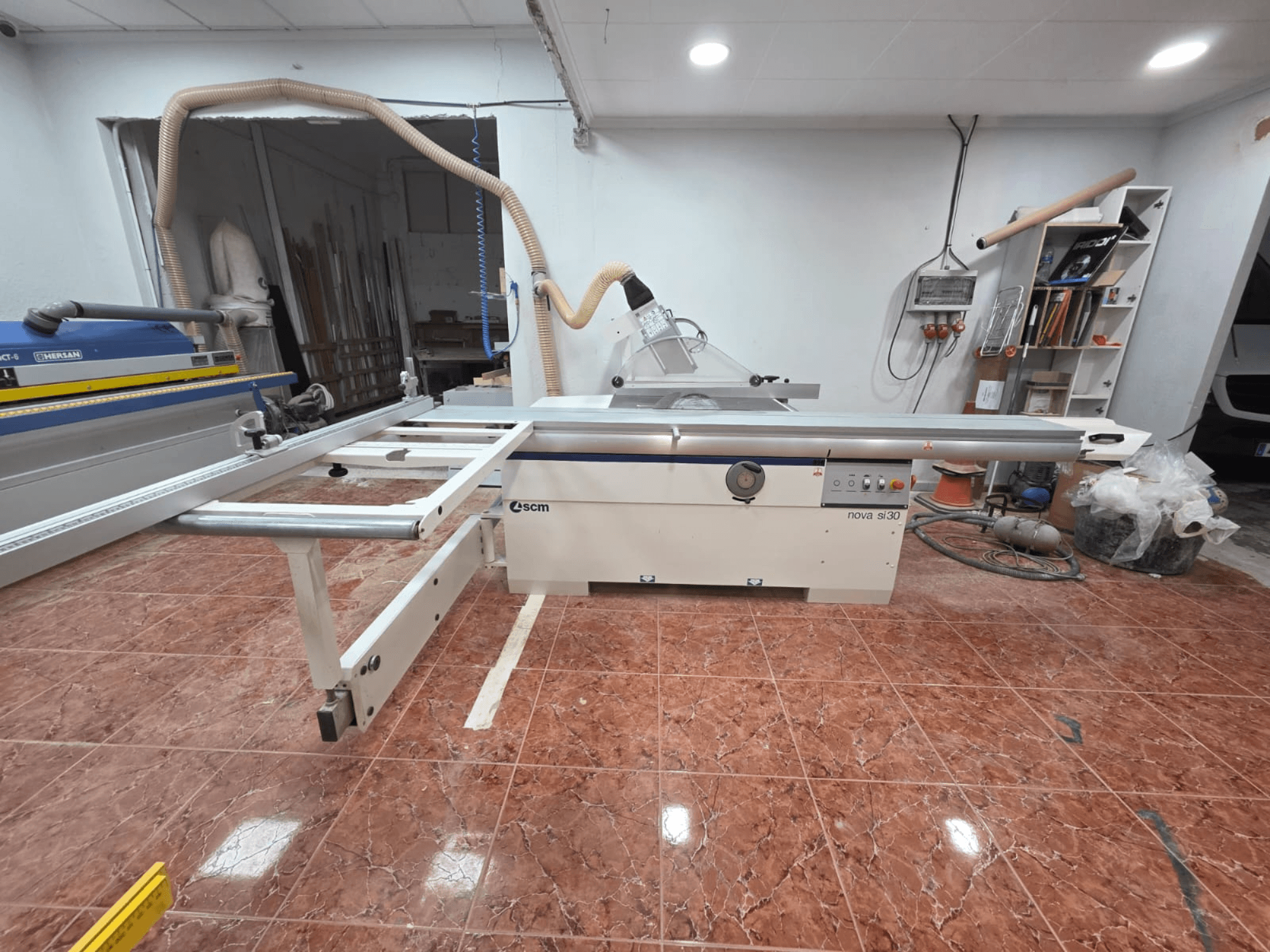 SCM NOVA SI 30 paneelzaag in een werkplaats, gezien vanaf de voorkant, met de zaagtafel en de bedieningselementen op het onderstel.