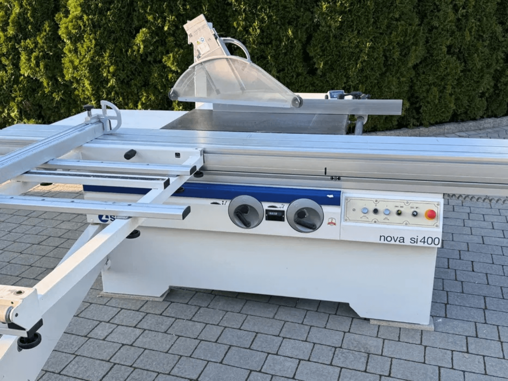 SCM NOVA 400 cirkelzaag voor hout, gezien van voren, met een zaagblad, bedieningspaneel en een robuust metalen frame.