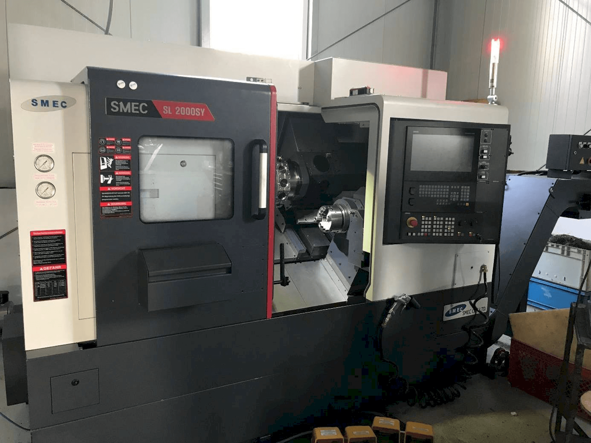 Vooraanzicht van SMEC SL2000 machine