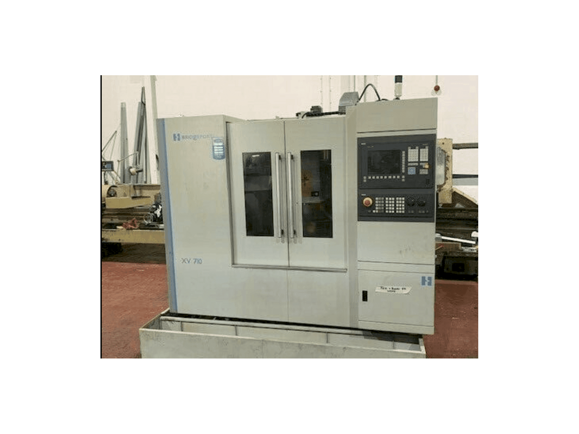 Vooraanzicht van Bridgeport XV 710 machine