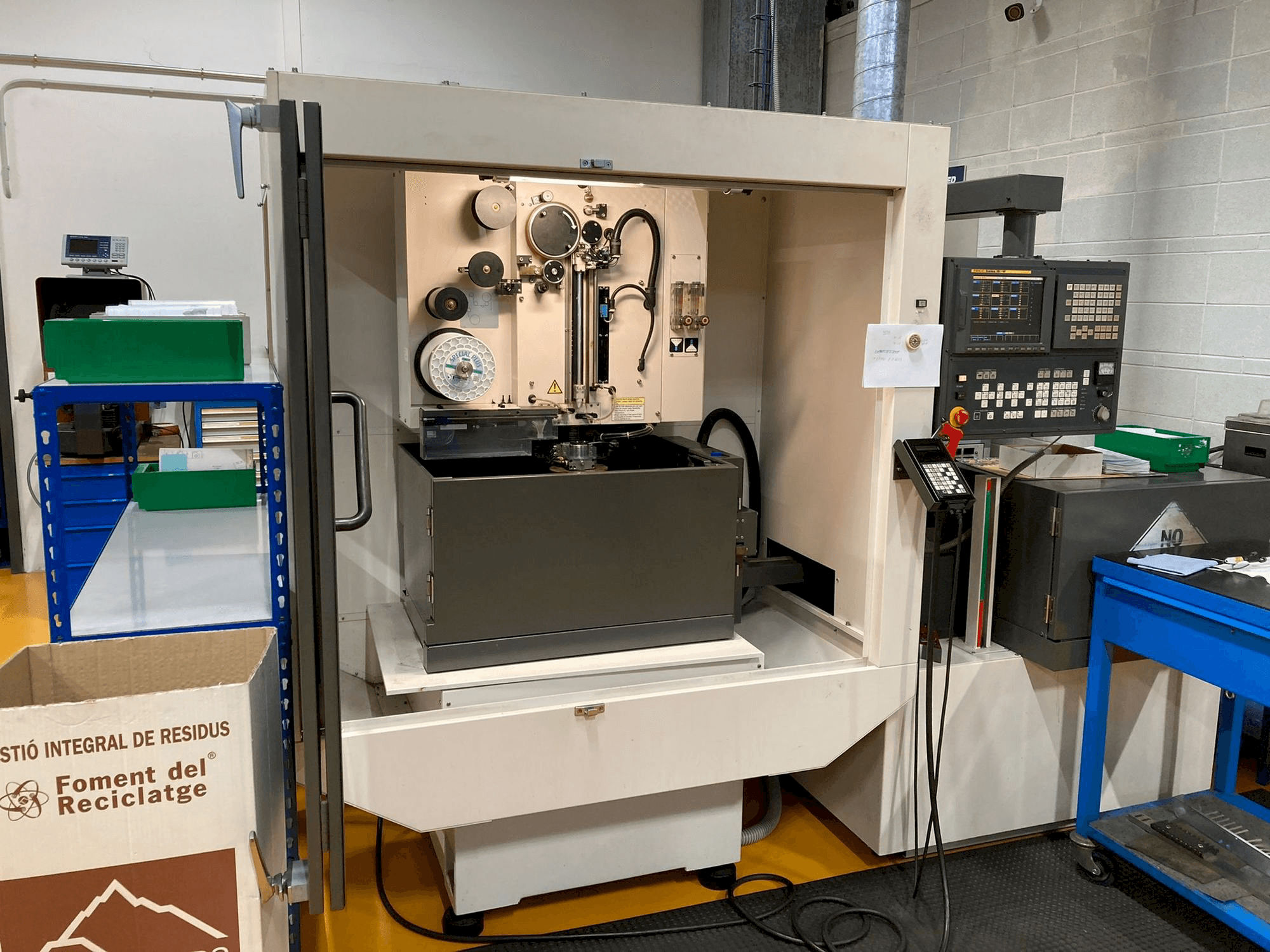 Vooraanzicht van FANUC Robocut Alpha-0iA machine