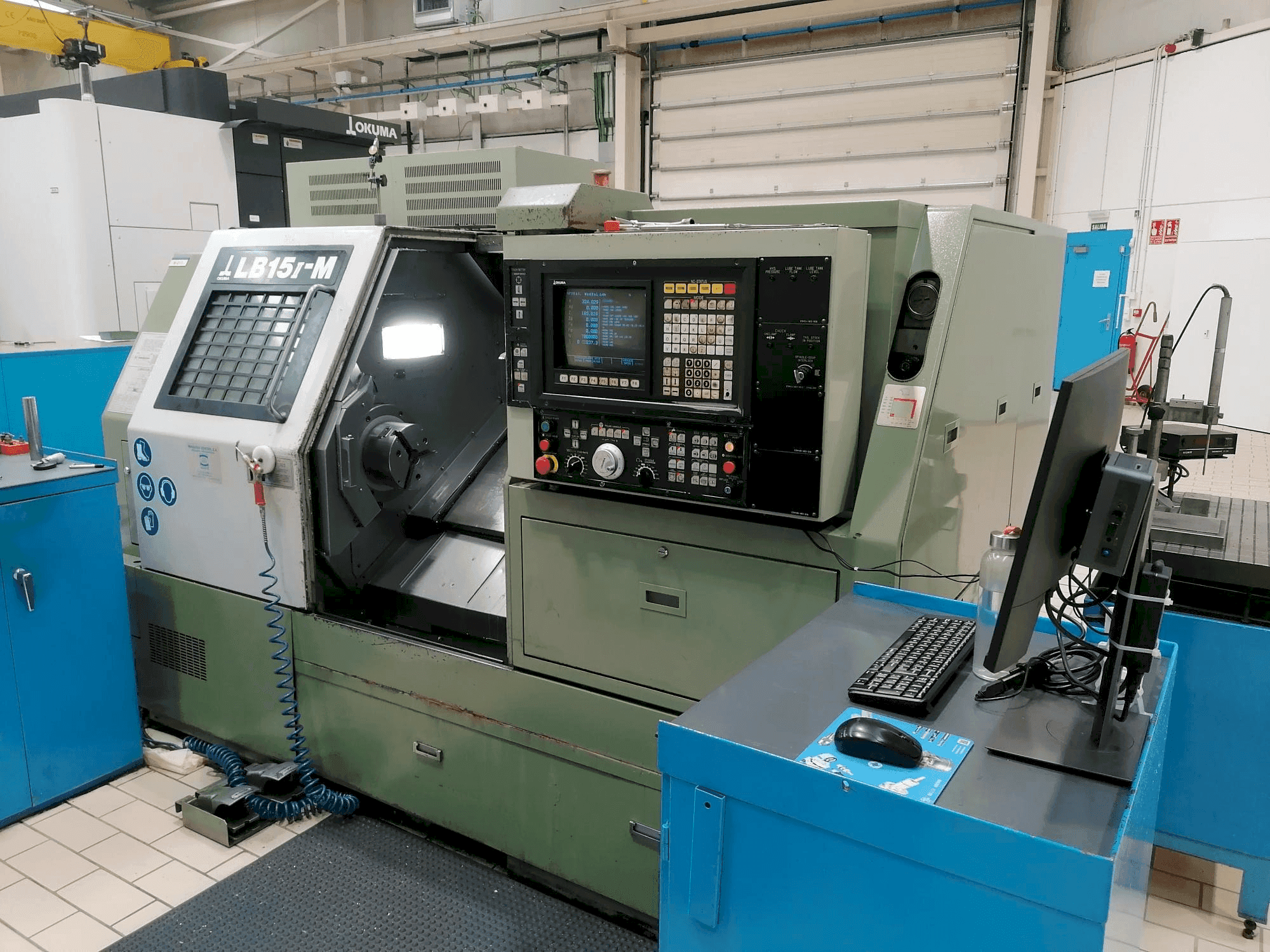 Vooraanzicht van Okuma LB15-M machine