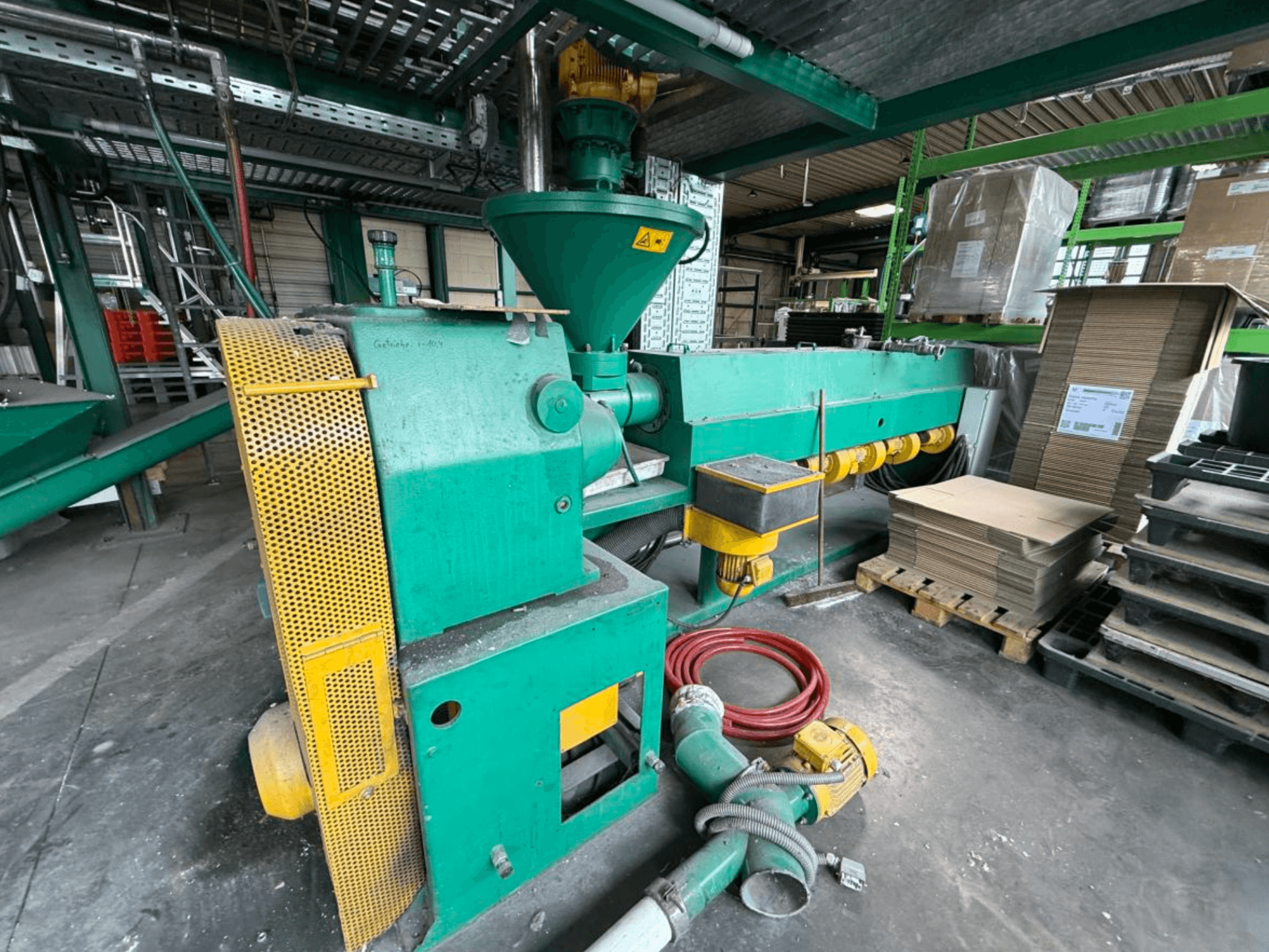 Prealpina 105-enkelassige extruder van Other, afgebeeld in zijaanzicht; voorzien van een groene behuizing, transportbandbevestigingen en aangrenzende materialen.