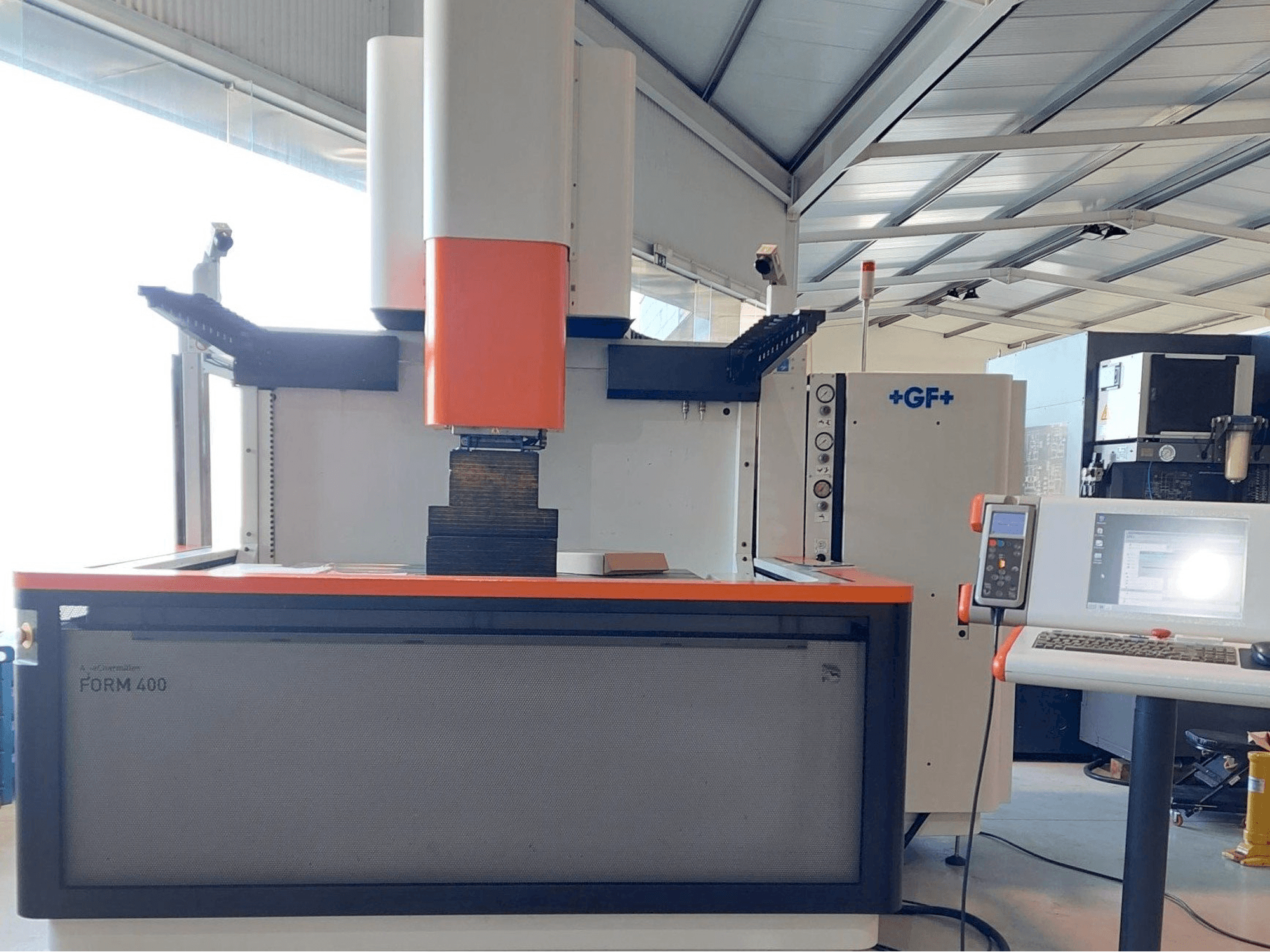 Vooraanzicht van AgieCharmilles FORM 400 machine