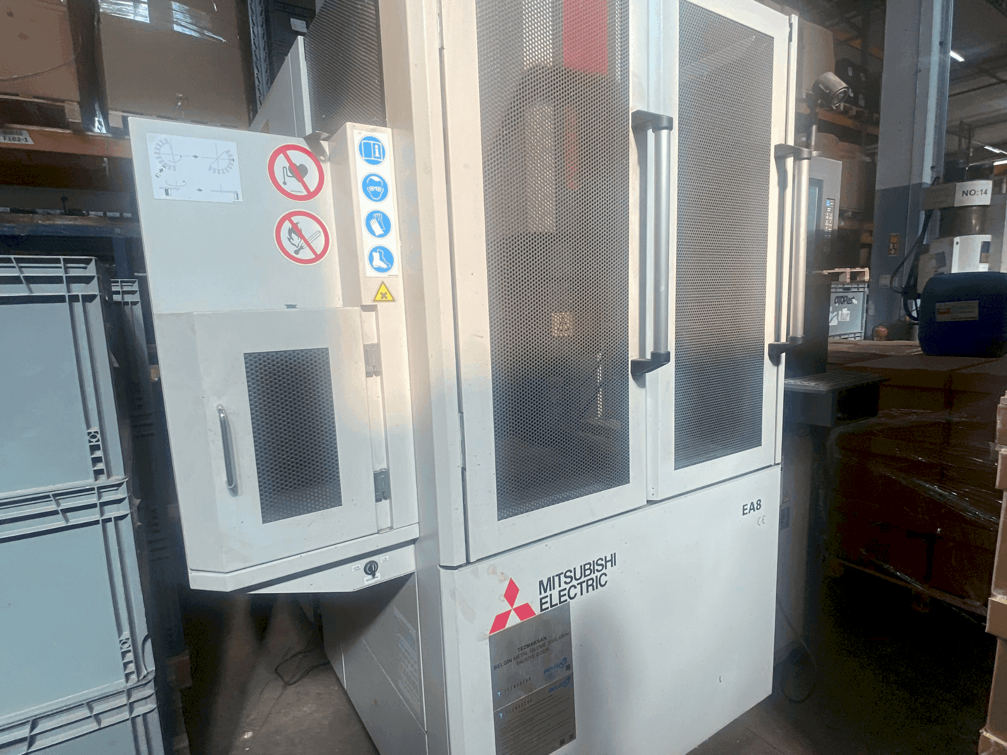 Vooraanzicht van Mitsubishi EA8 machine