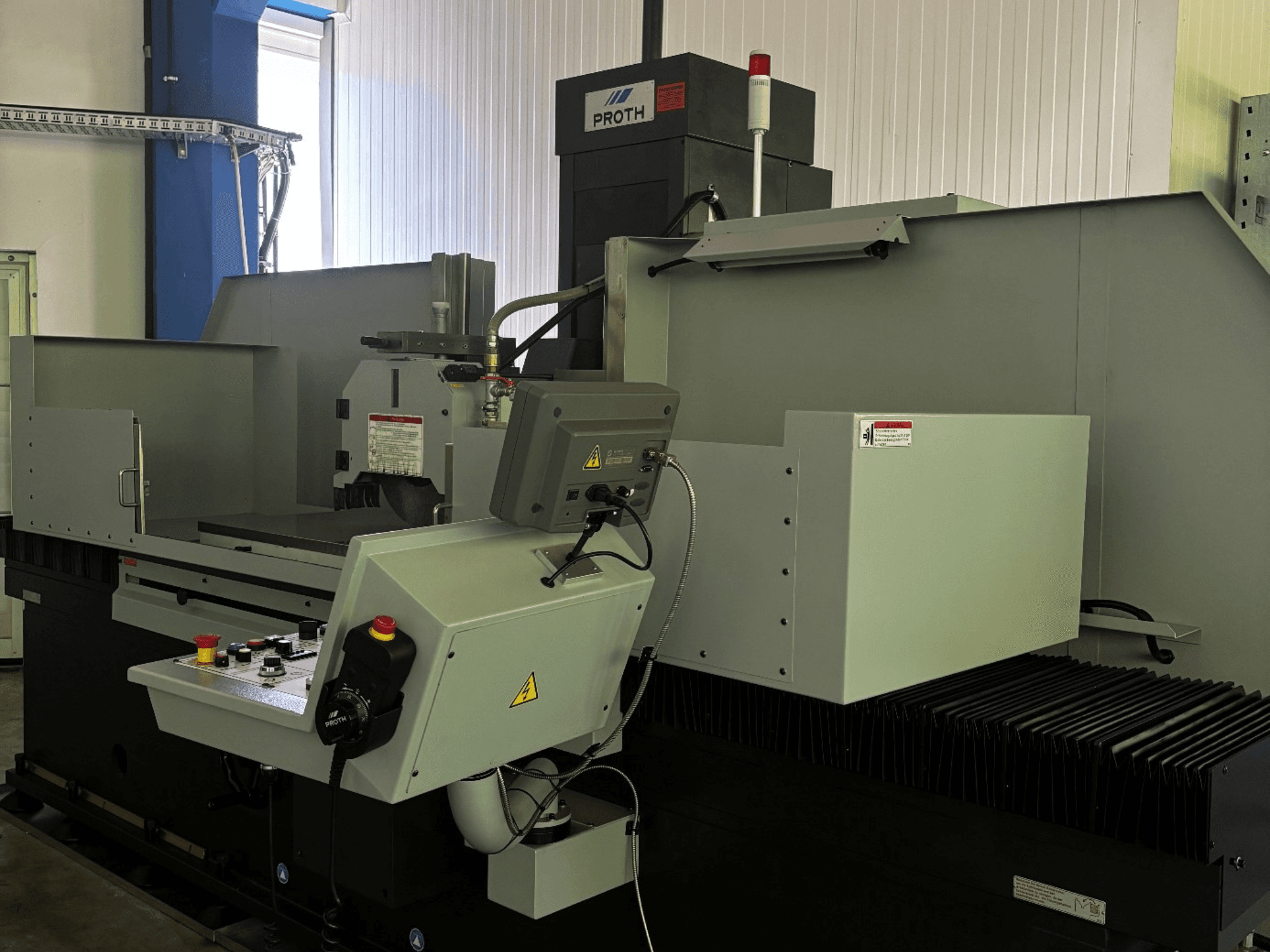Proth PSGC-50120AHR vlakslijpmachine, vooraanzicht, met het bedieningspaneel en het slijpschijfgedeelte.