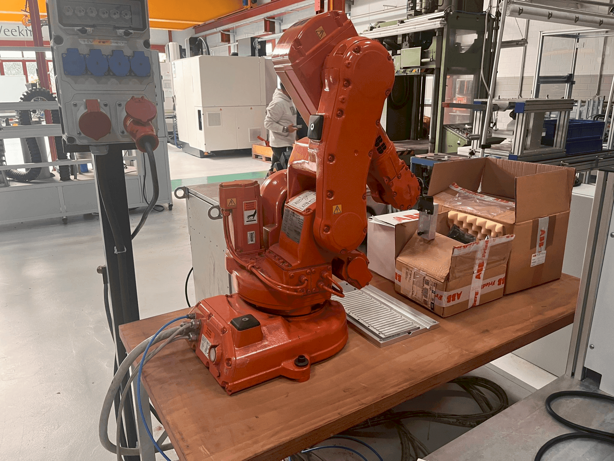 Vooraanzicht van ABB IRB 140 M2000 machine