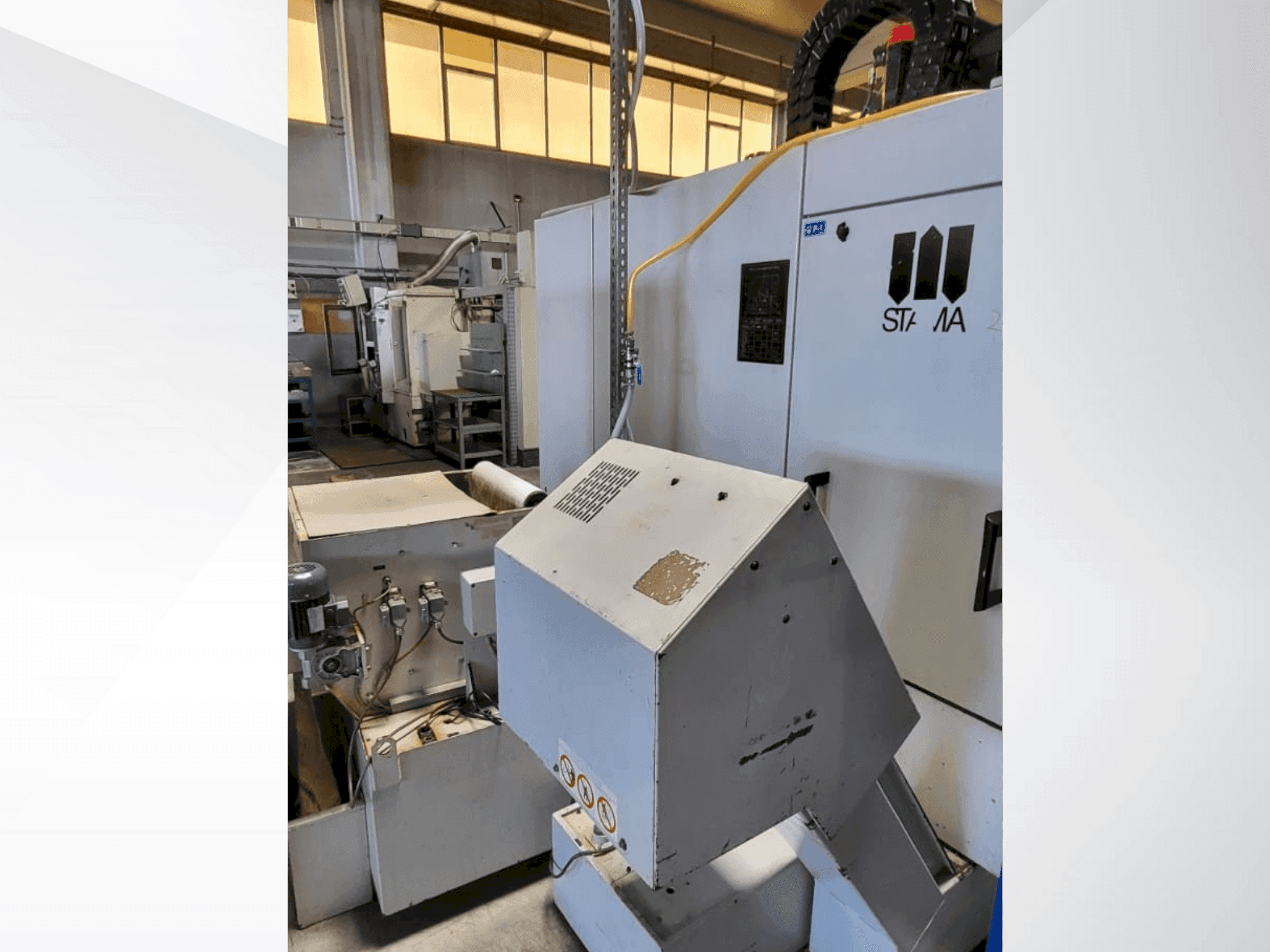 Vooraanzicht van STAMA MC325 machine