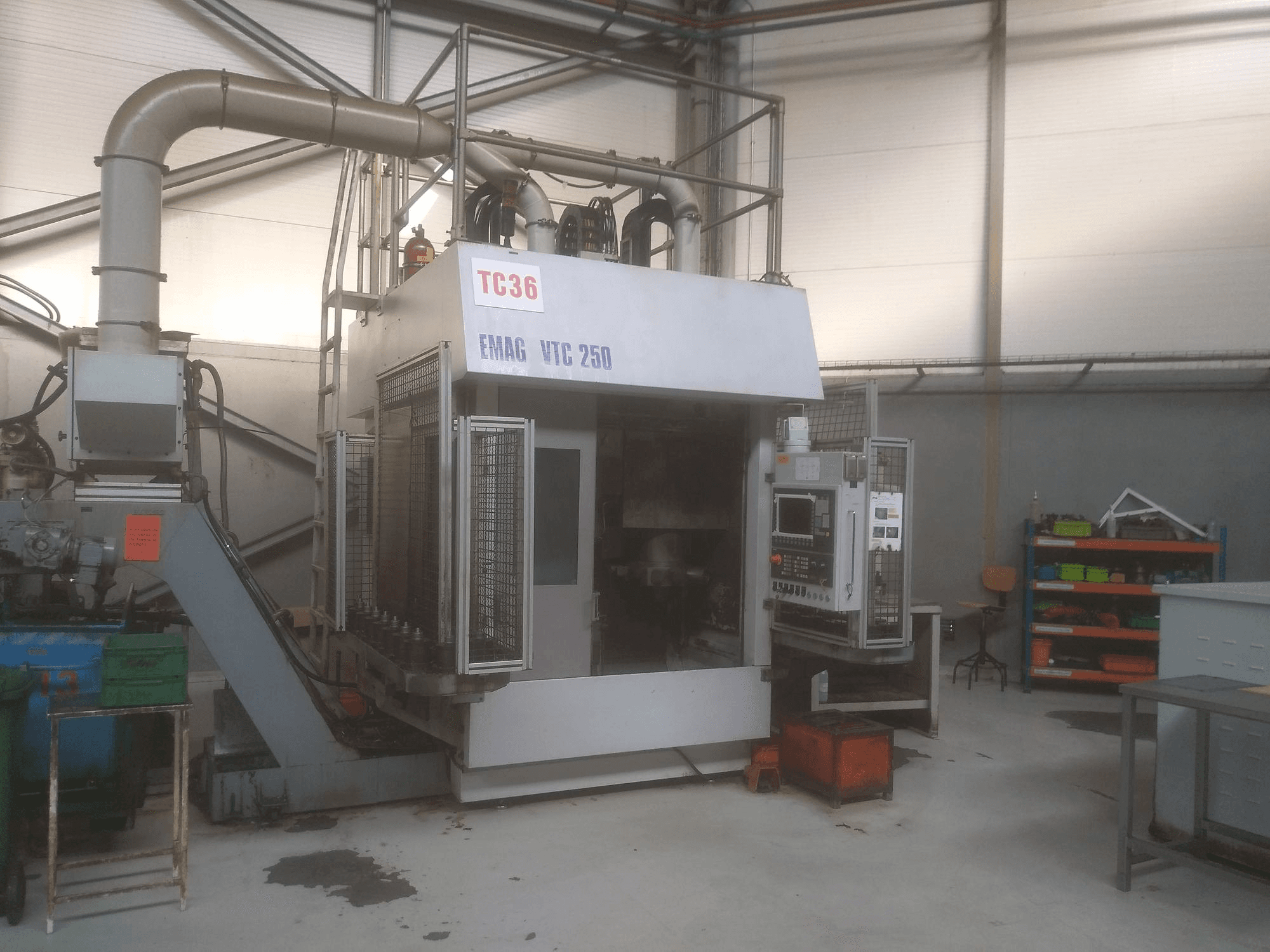 Vooraanzicht van EMAG VTC 250 machine