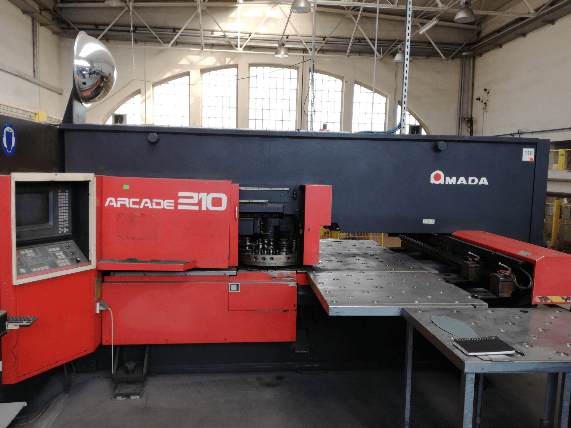 Vooraanzicht van AMADA ARCADE 210 machine