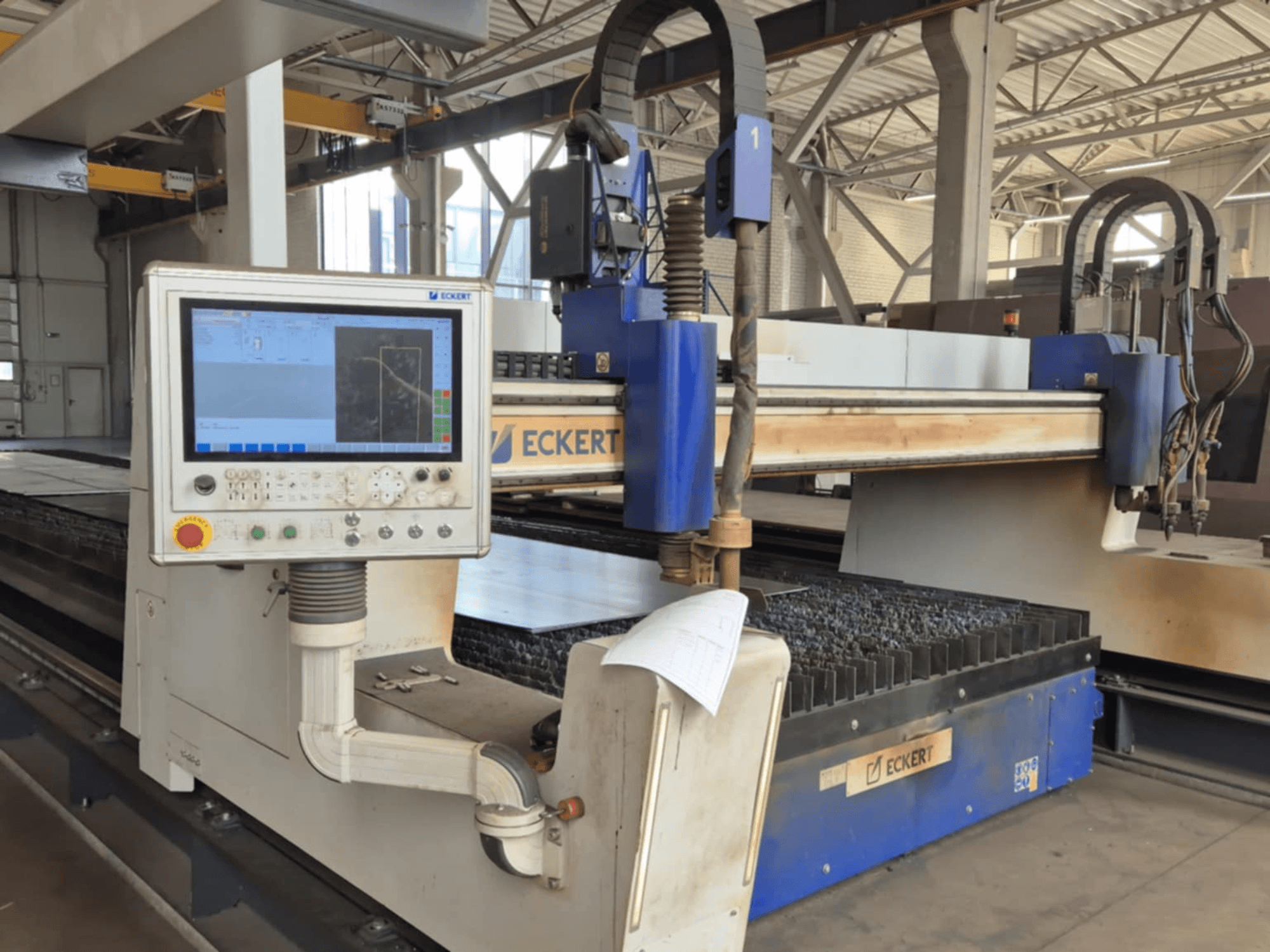 ECKERT CNC snijmachine bedieningspaneel in vooraanzicht, met een touchscreen display en verschillende bedieningsknoppen.