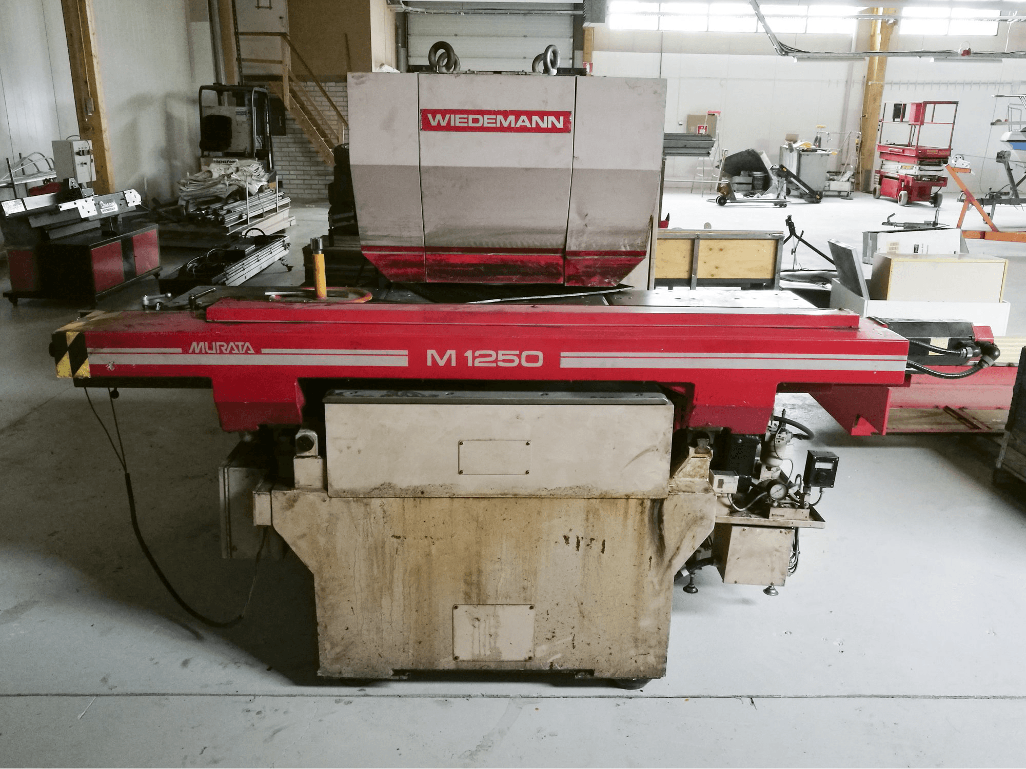 Vooraanzicht van Murata Wiedemann M-1250 machine