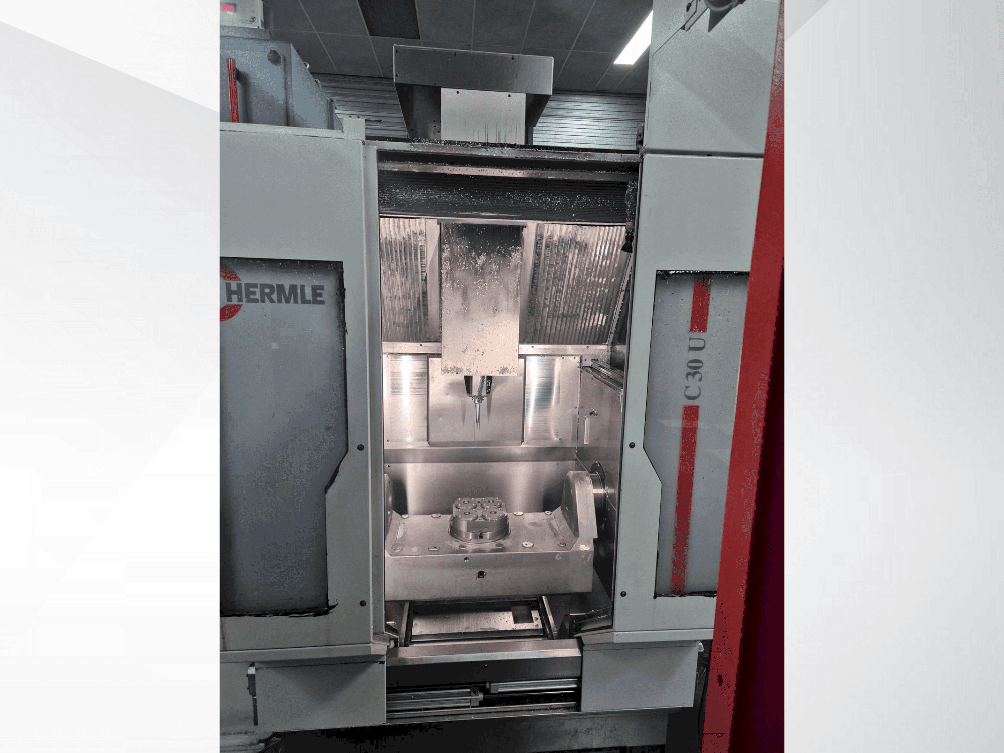 Vooraanzicht van HERMLE C30U + RS Automation machine
