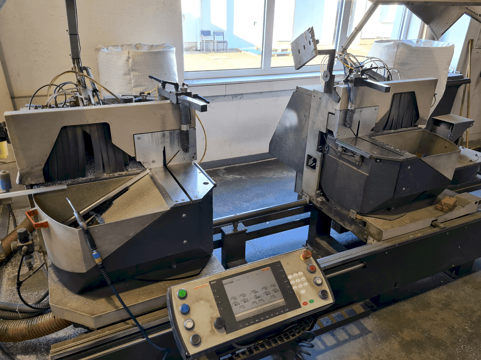 Vooraanzicht van Elumatec DG104 machine