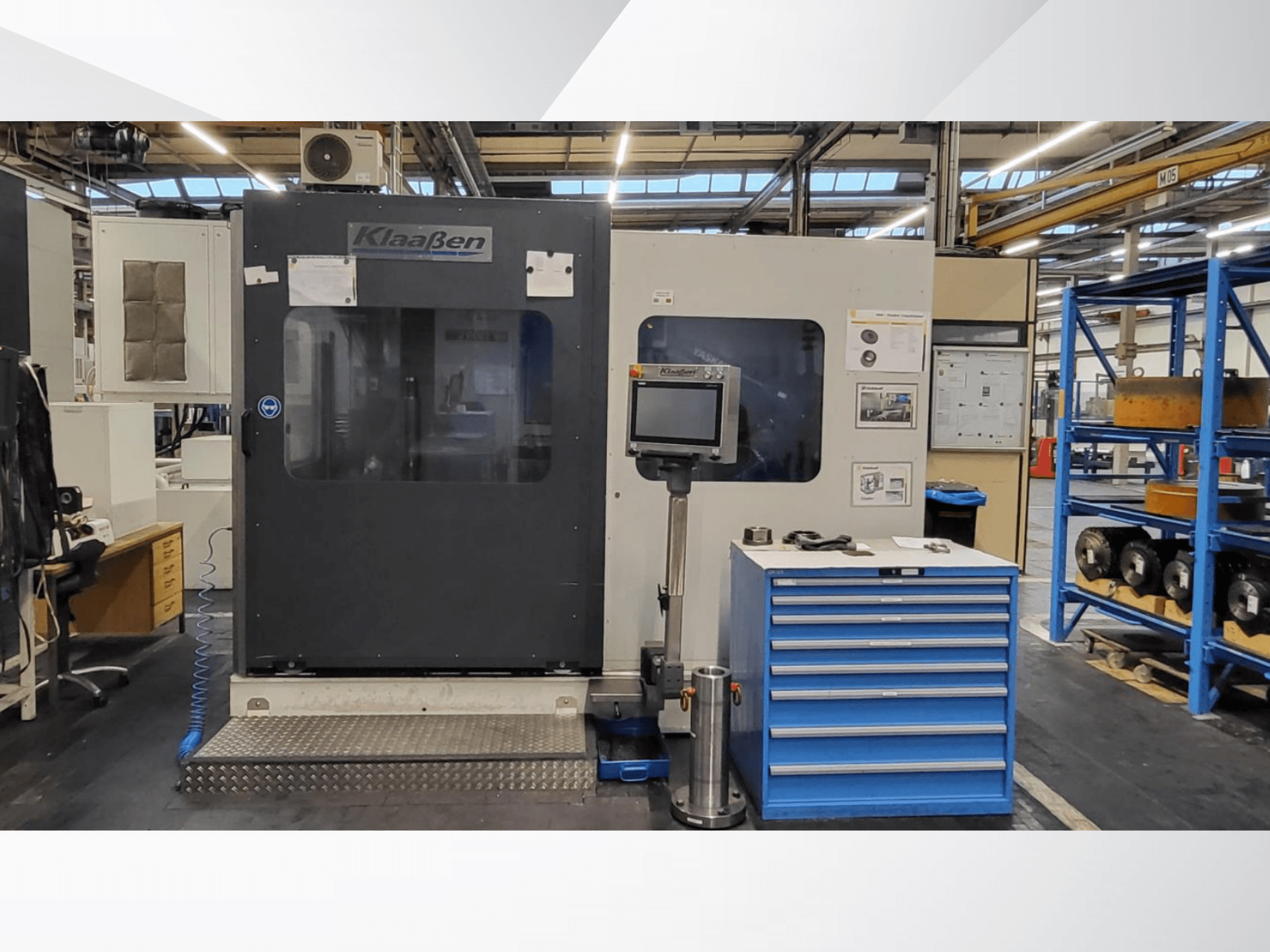 Ontbraammachine KLAASSEN RZE12, vooraanzicht, met weergave van het bedieningspaneel, de aangrenzende ladekast en details van de werkruimte.