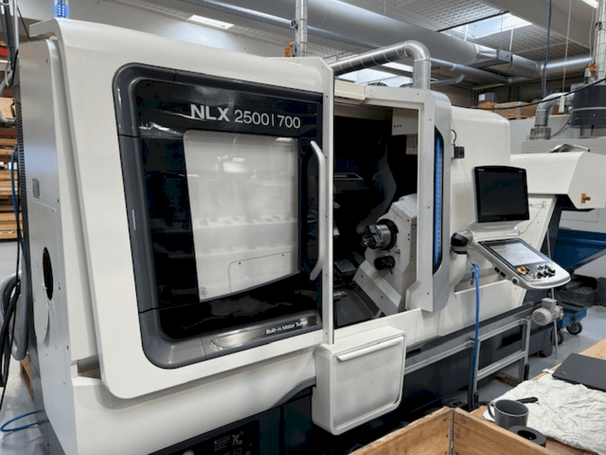 Vooraanzicht van DMG MORI NLX2500SY/700 machine