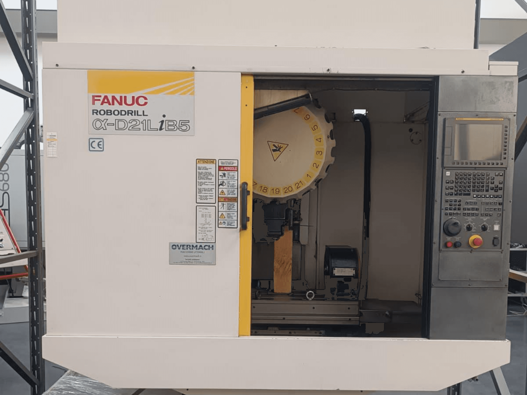 FANUC Robodrill α-D21LiB5, vooraanzicht; CNC machine met gereedschaphouder, bedieningspaneel en veiligheidswaarschuwingen zichtbaar.