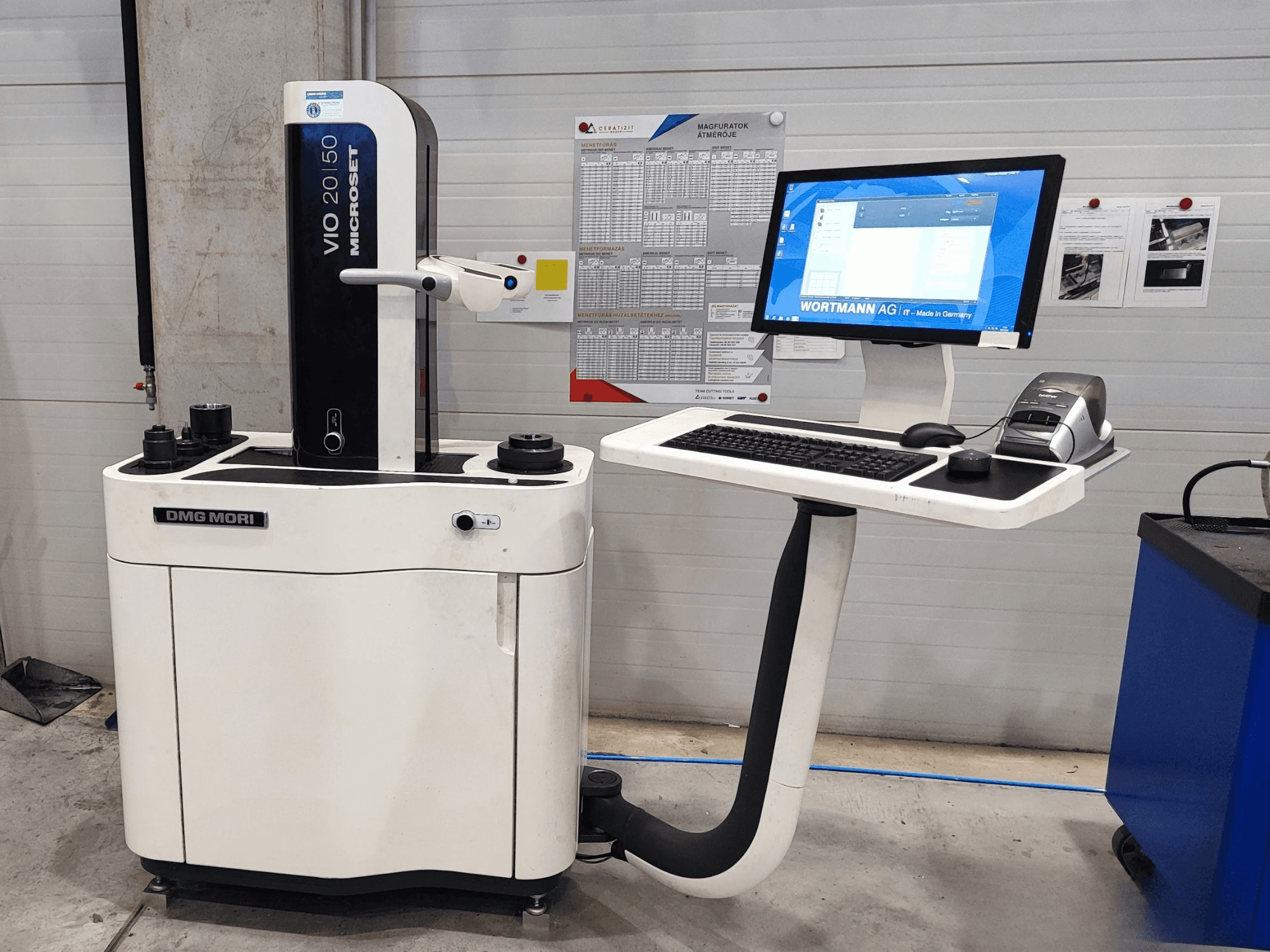 DMG MORI VIO Basic optische meetmachine in vooraanzicht, voorzien van een touchscreen, toetsenbord en meetsensoren.