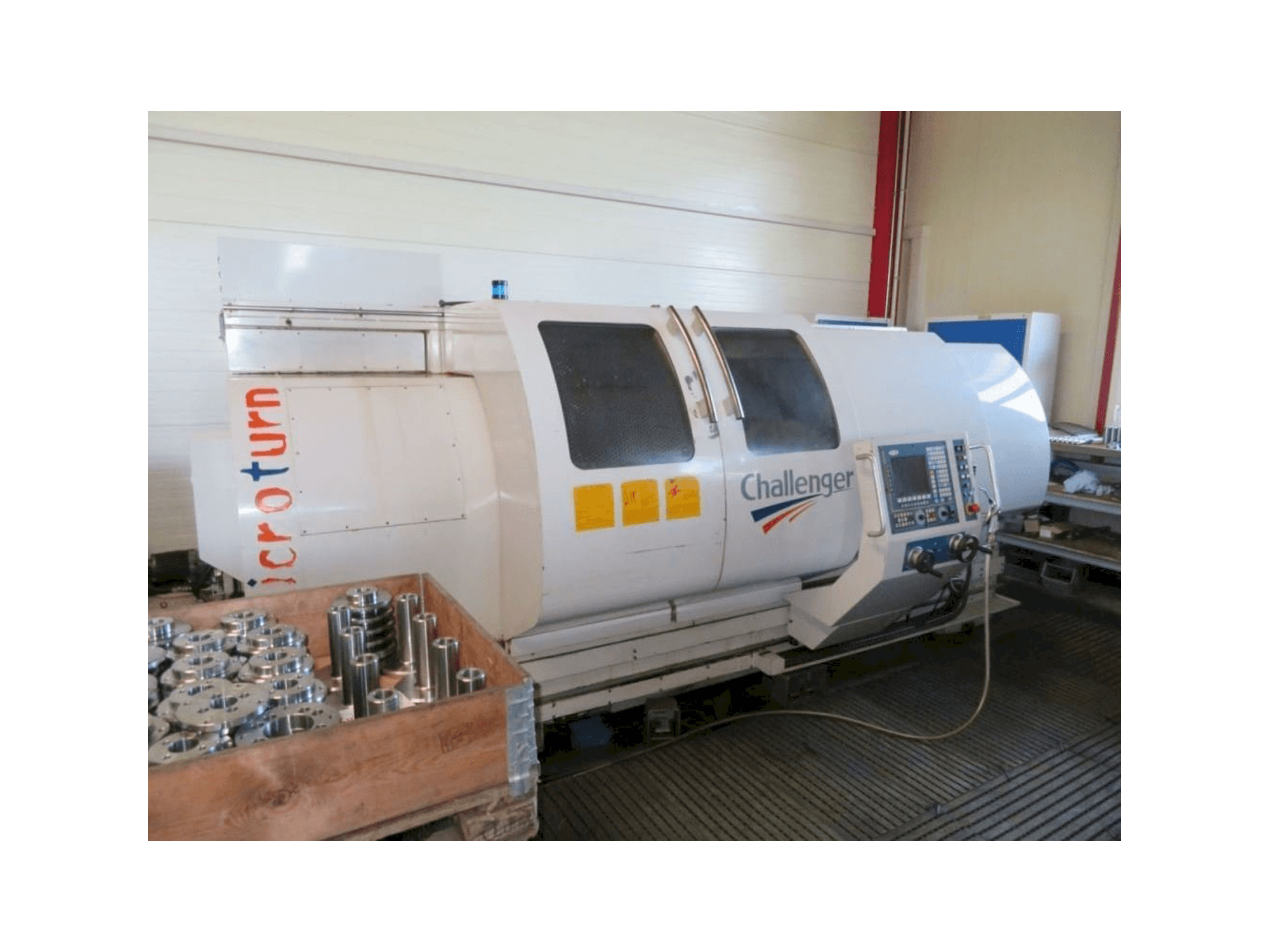 Vooraanzicht van Challenger Microturn BNC 2680 machine