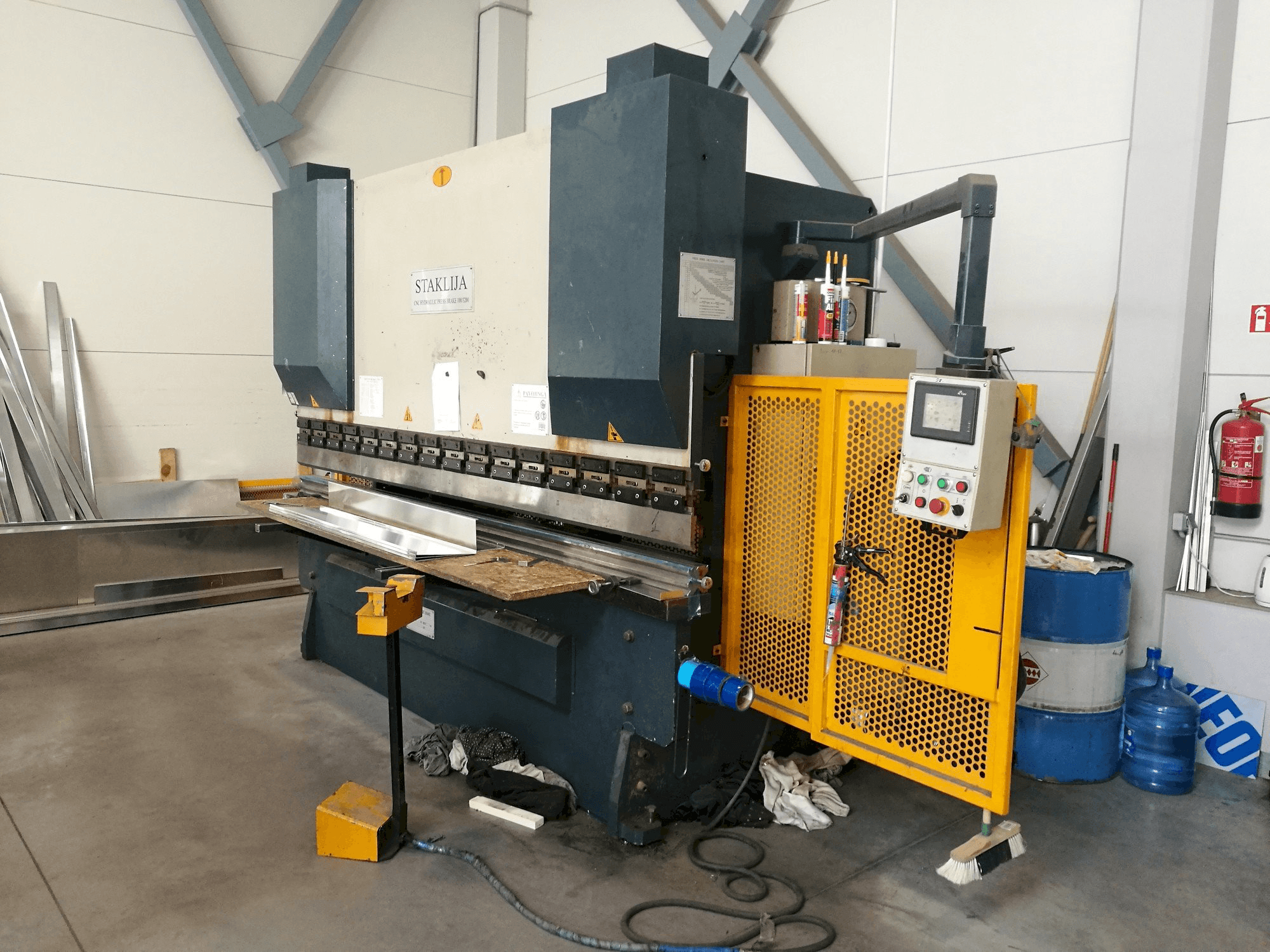 Vooraanzicht van Staklija WC67K-100x3200 machine