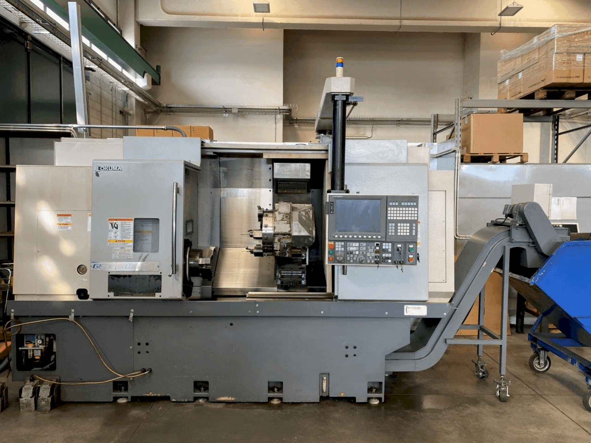 Vooraanzicht van Okuma Genos L300E-MY machine