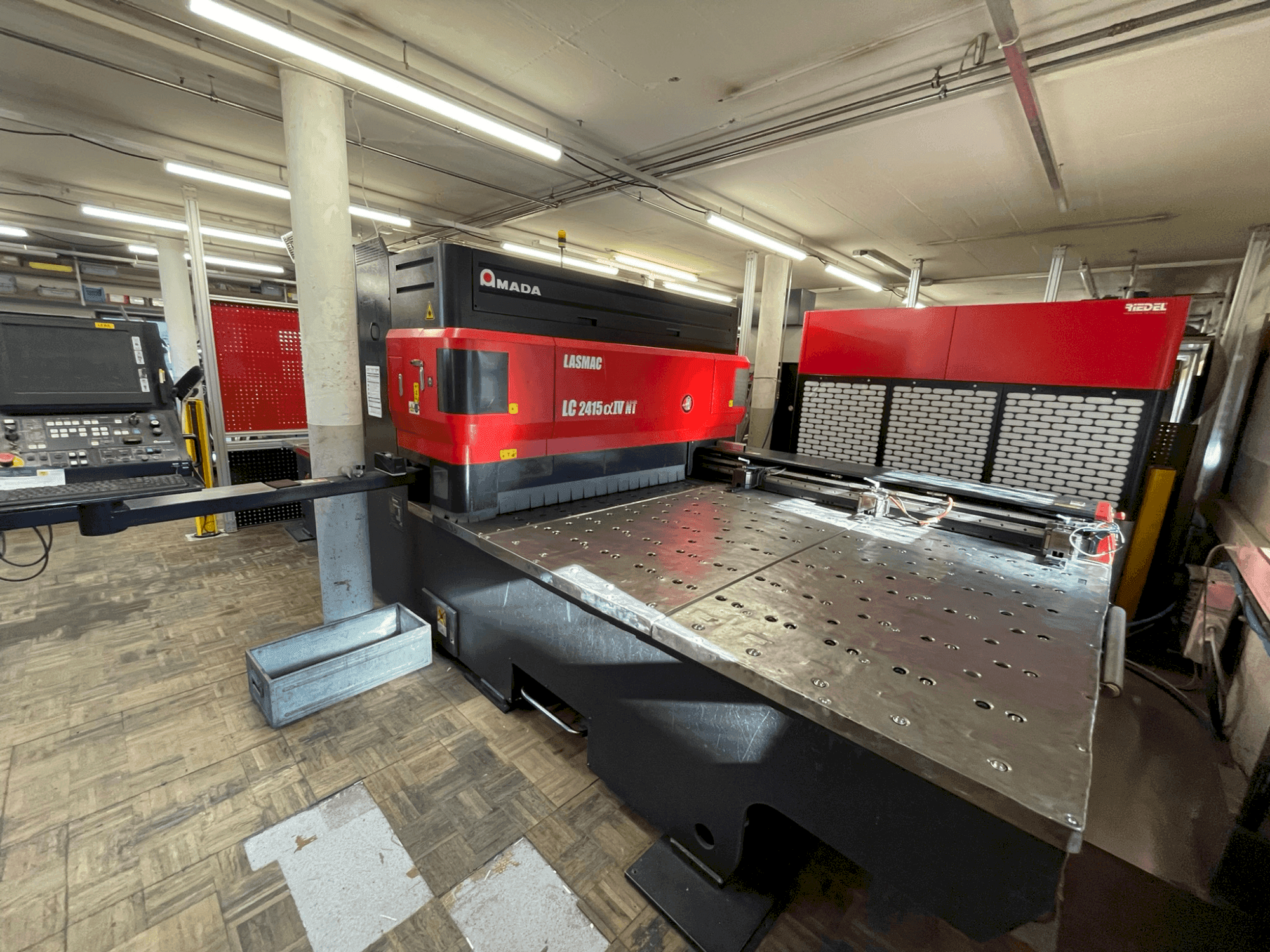 Vooraanzicht van AMADA LC 2415 α-IV NT machine