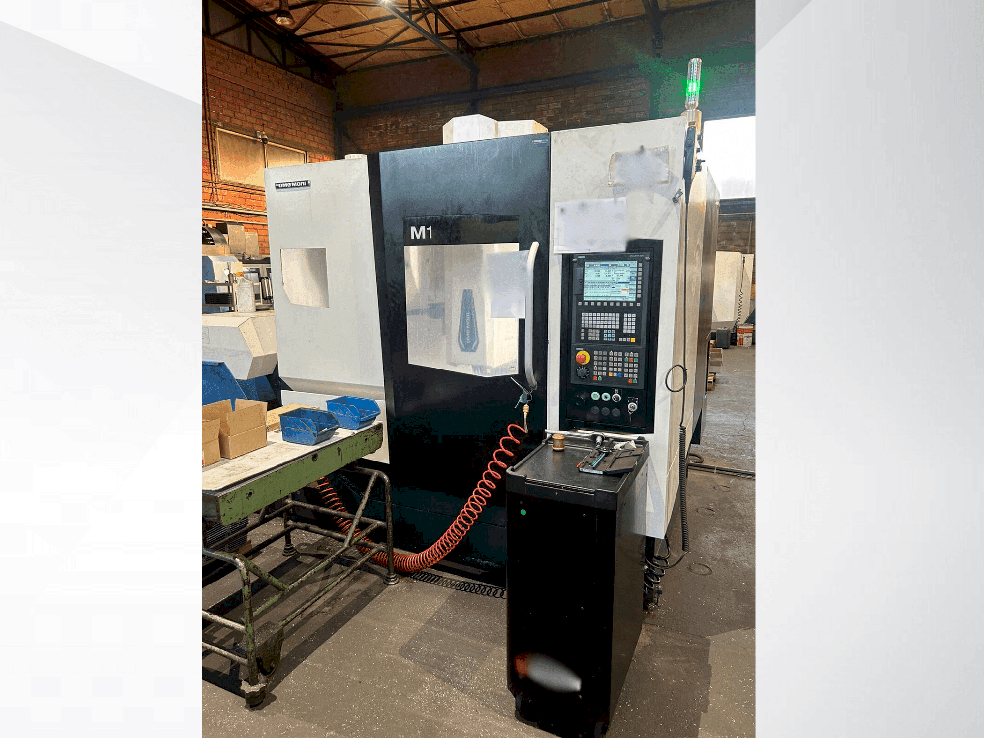 Vooraanzicht van DMG MORI M1 PRO machine