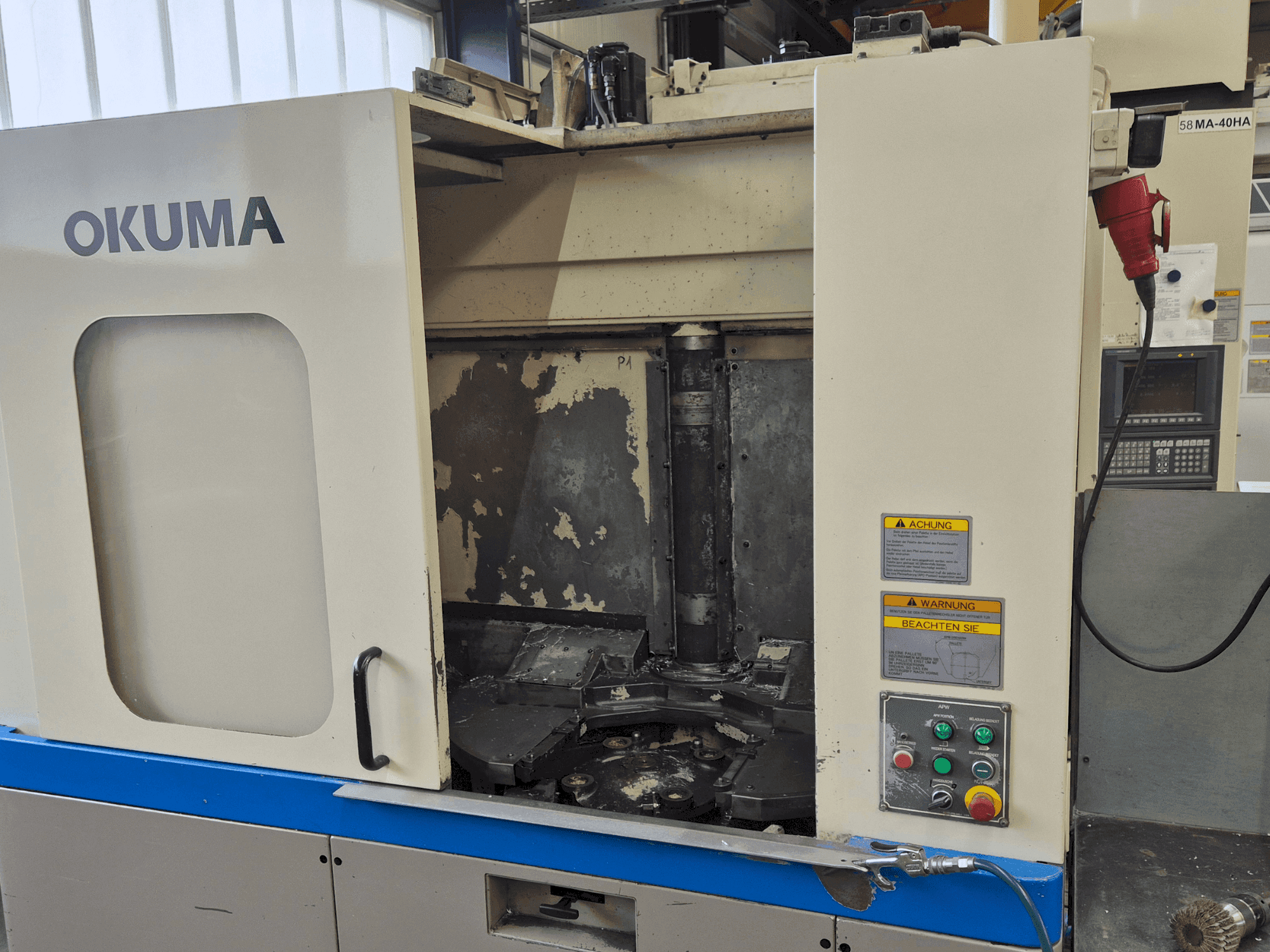 Vooraanzicht van Okuma MA-40HA machine