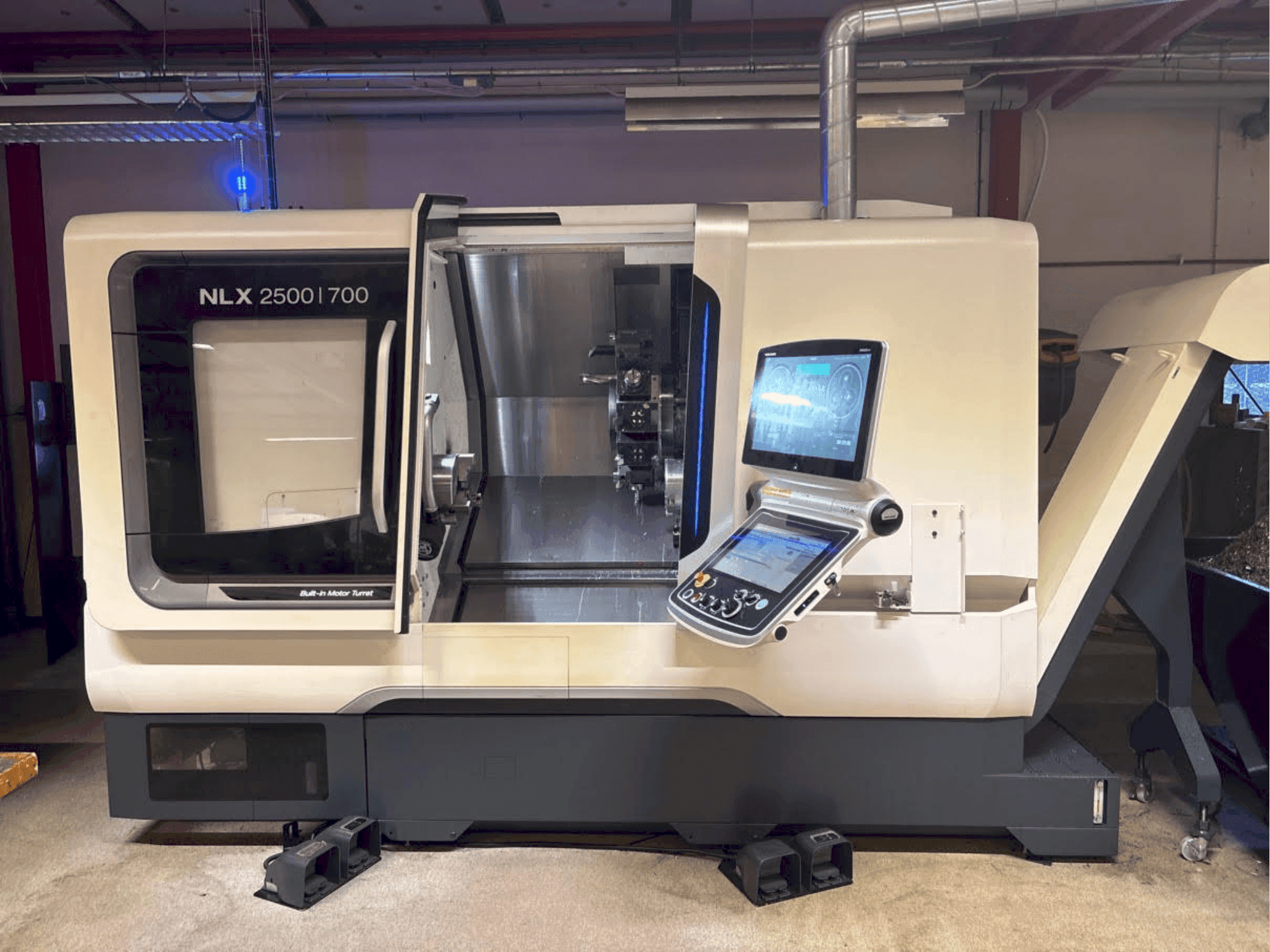 Vooraanzicht van DMG MORI NLX 2500-700 SY machine
