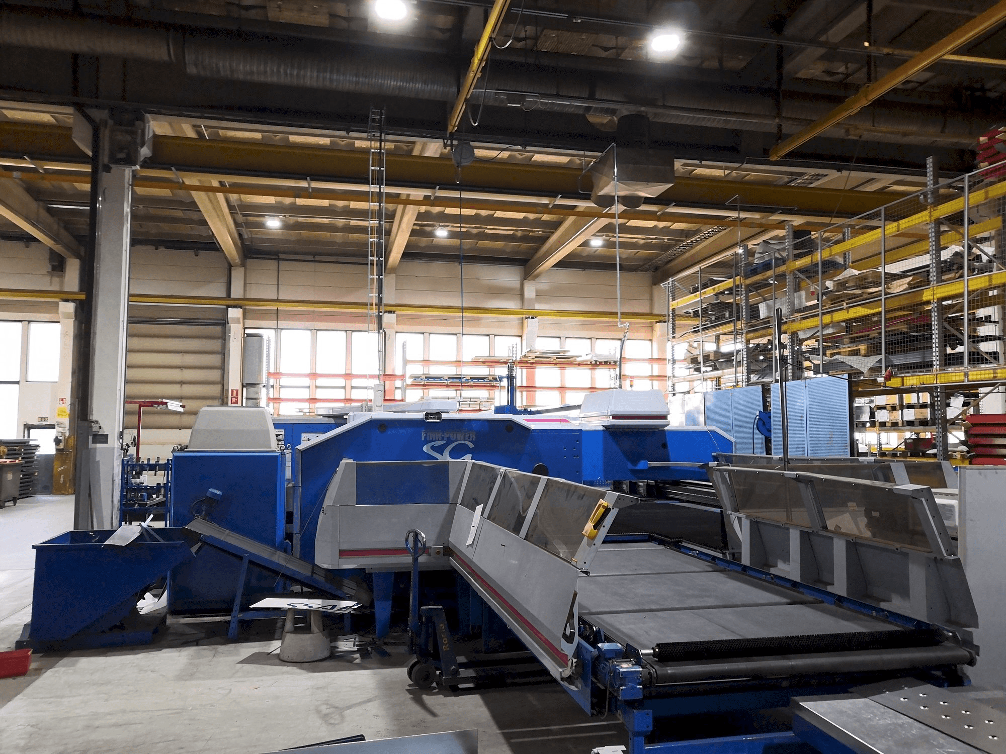 Vooraanzicht van Finn-Power SG6 machine