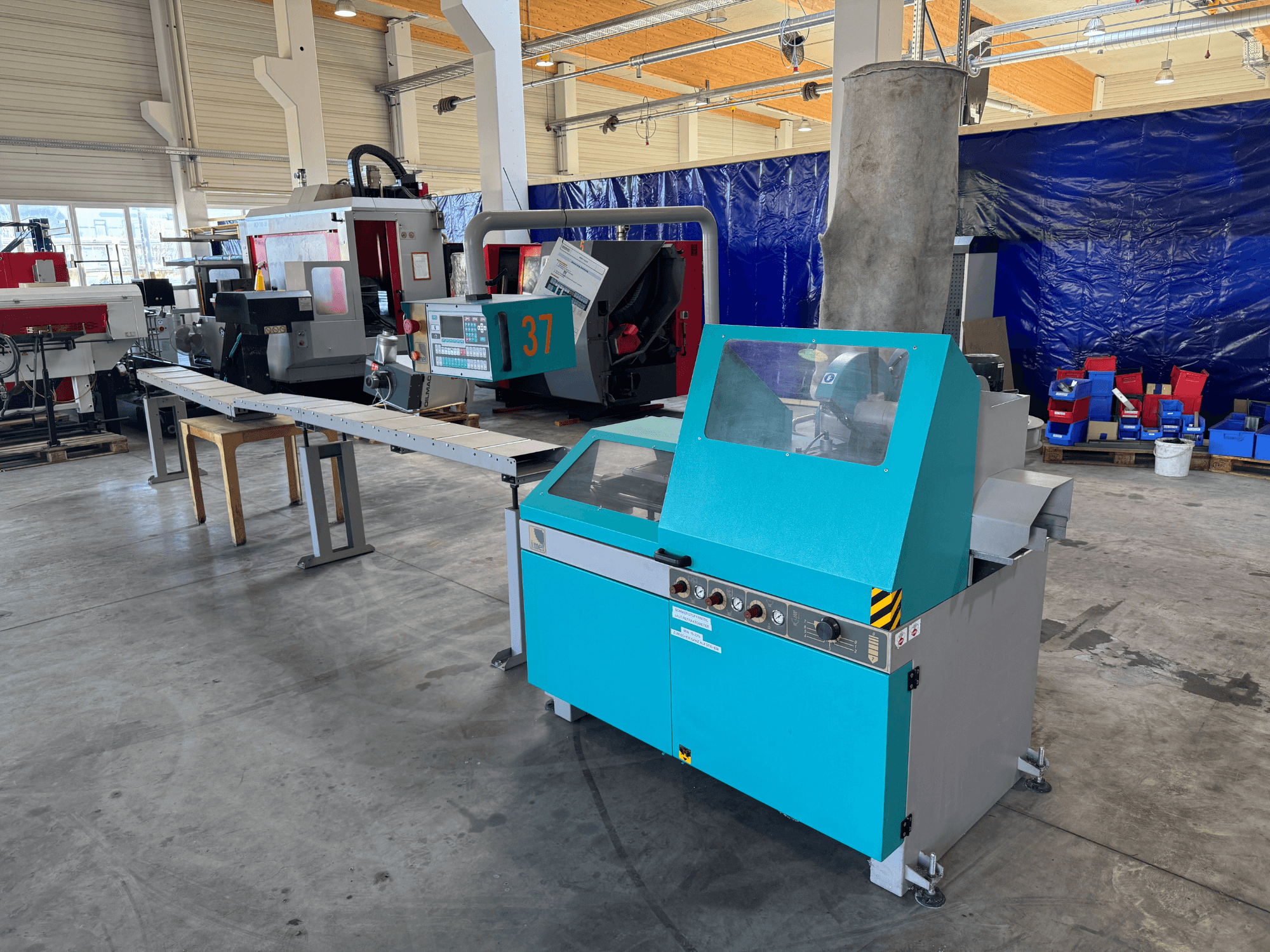 Imet VELOX 350 AF-ENC metaalcirkelzaag in een werkplaats, vooraanzicht met bedieningspaneel en stofafzuiging.