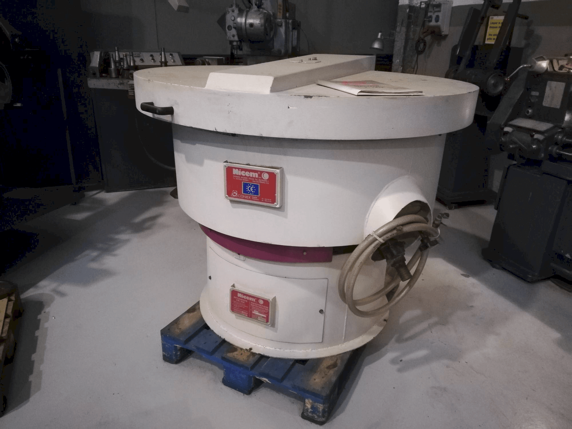 Vooraanzicht van NICEM VIB 250 SM machine