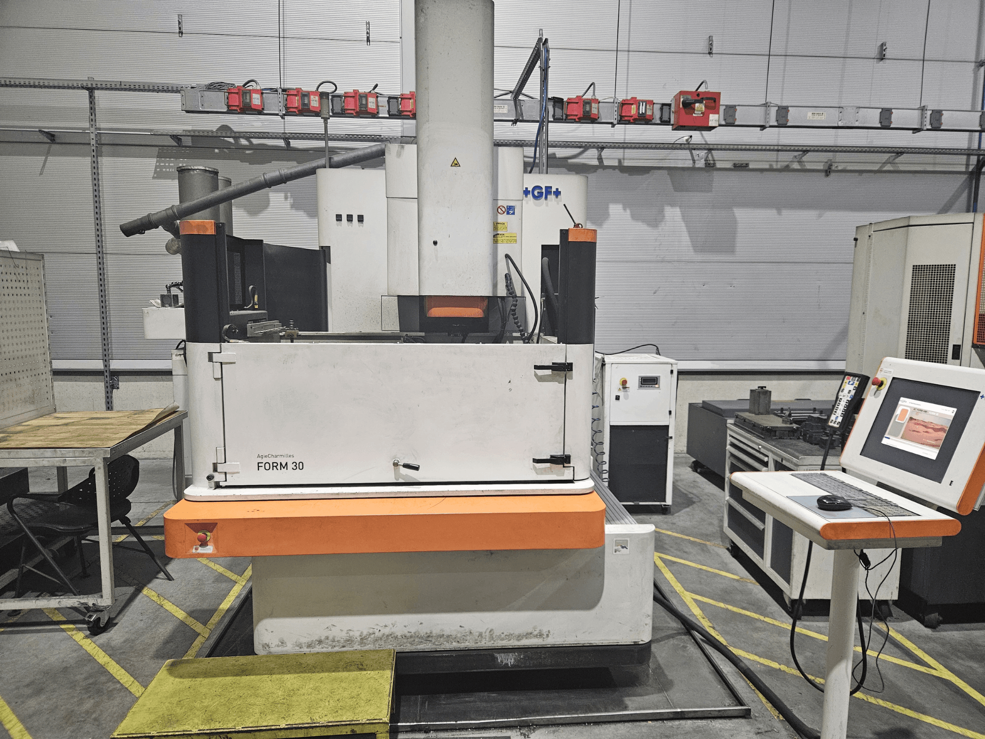 ApeqChemicals FORM 30 machine in een werkplaats, vooraanzicht met bedieningspaneel en werktafel aan de zijkant.