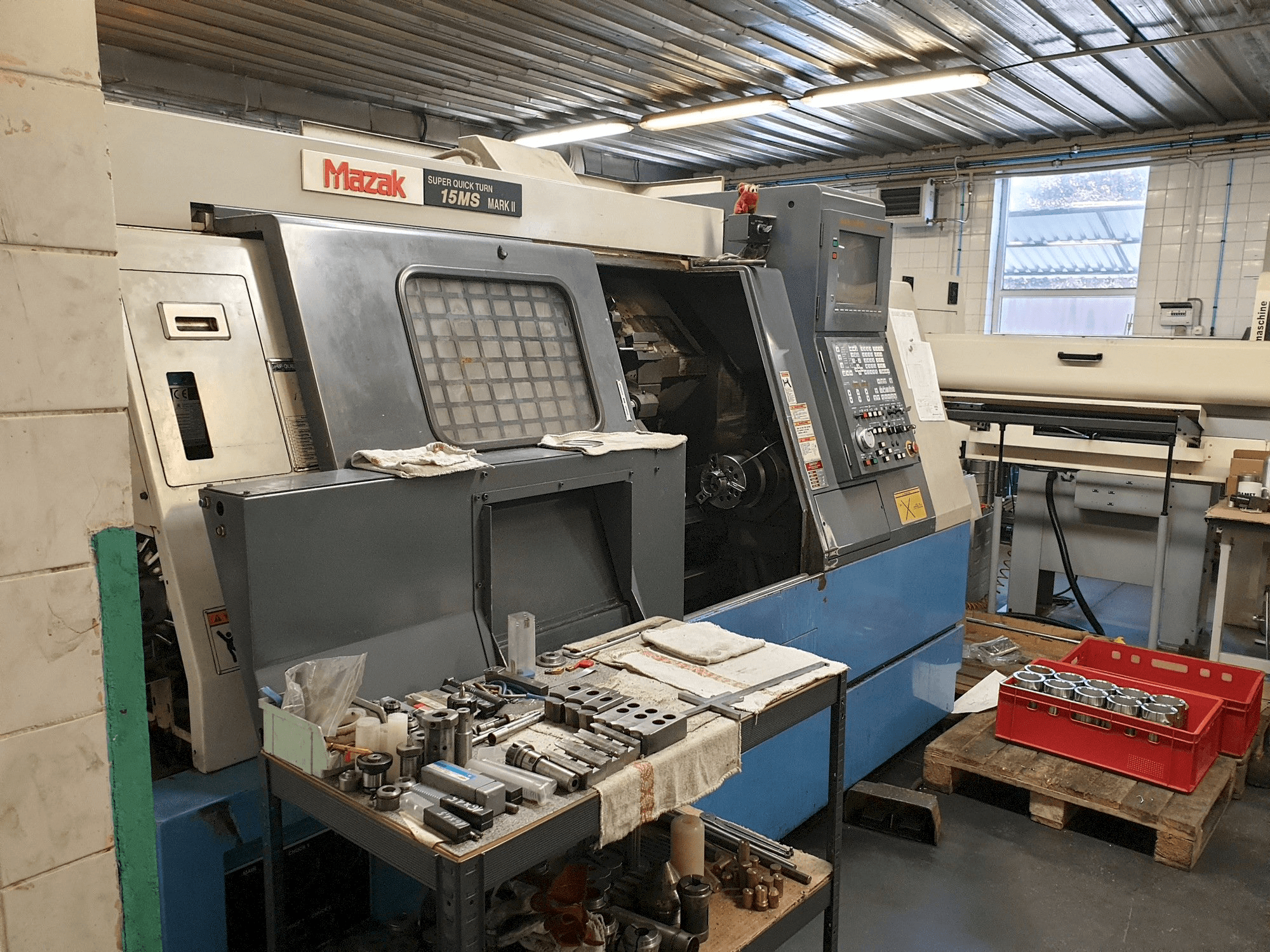 Vooraanzicht van Mazak SQT 15MS machine