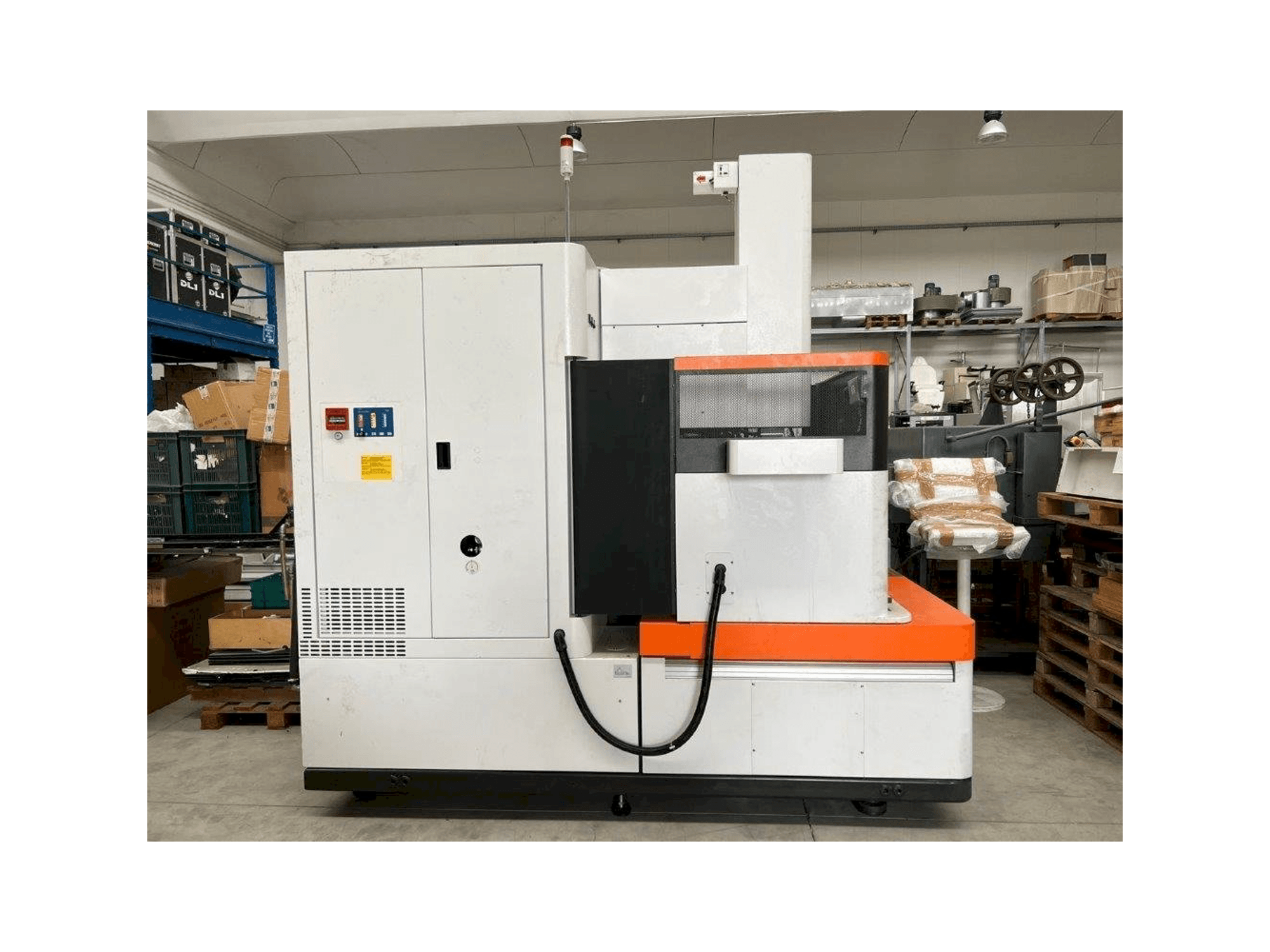 Vooraanzicht van AgieCharmilles FORM 30 machine