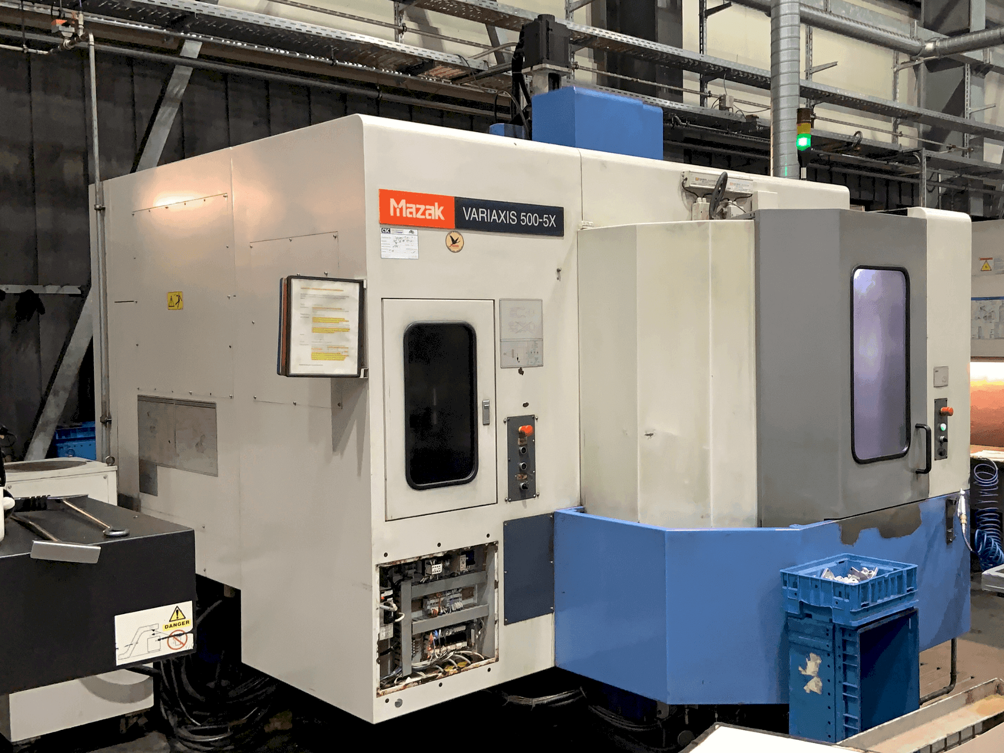 Vooraanzicht van Mazak VARIAXIS 500 5X machine