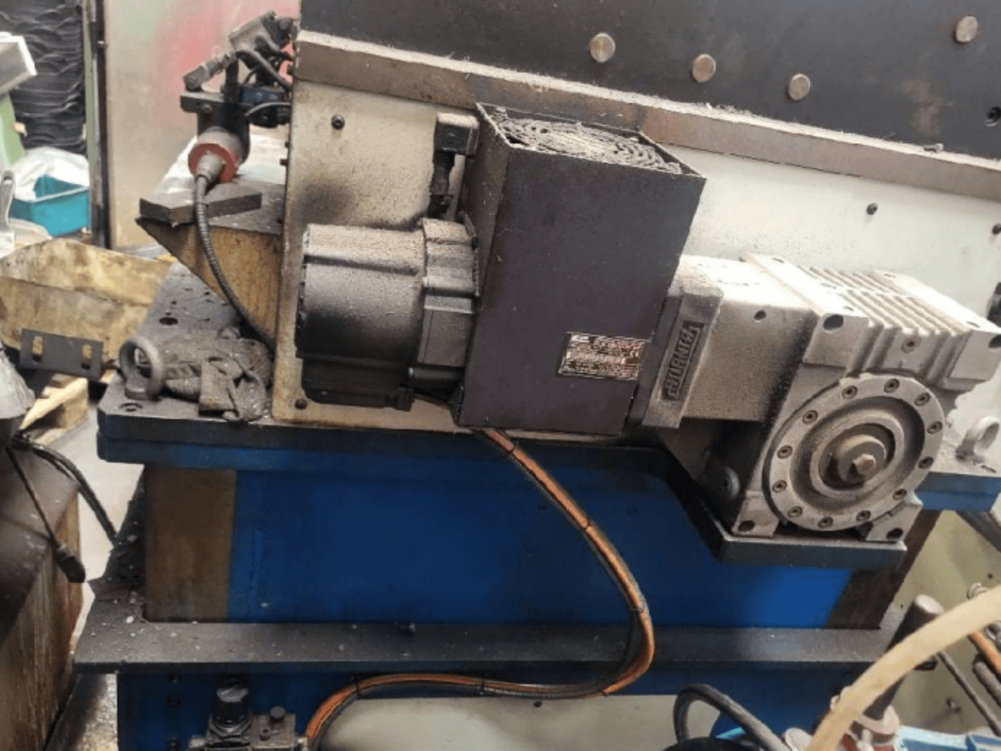 Mechanische stanspers PRESSIX 160 CNR 6, zijaanzicht met motor en aansluitingen op een blauw platform.