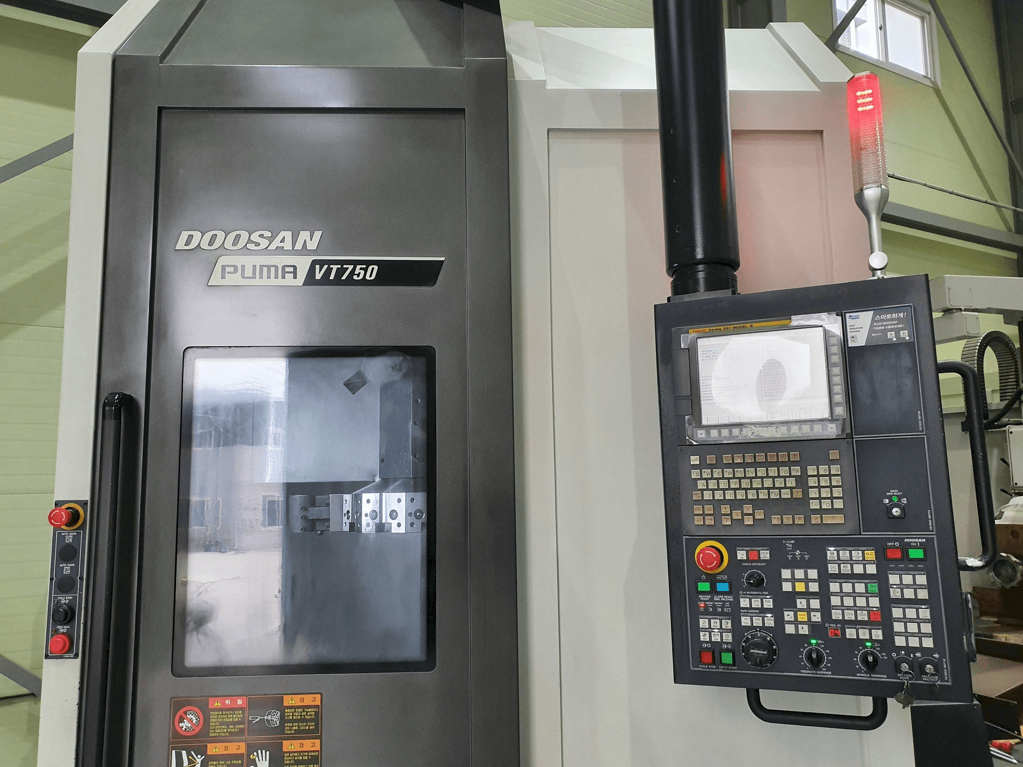 Vooraanzicht van Doosan VT750 machine