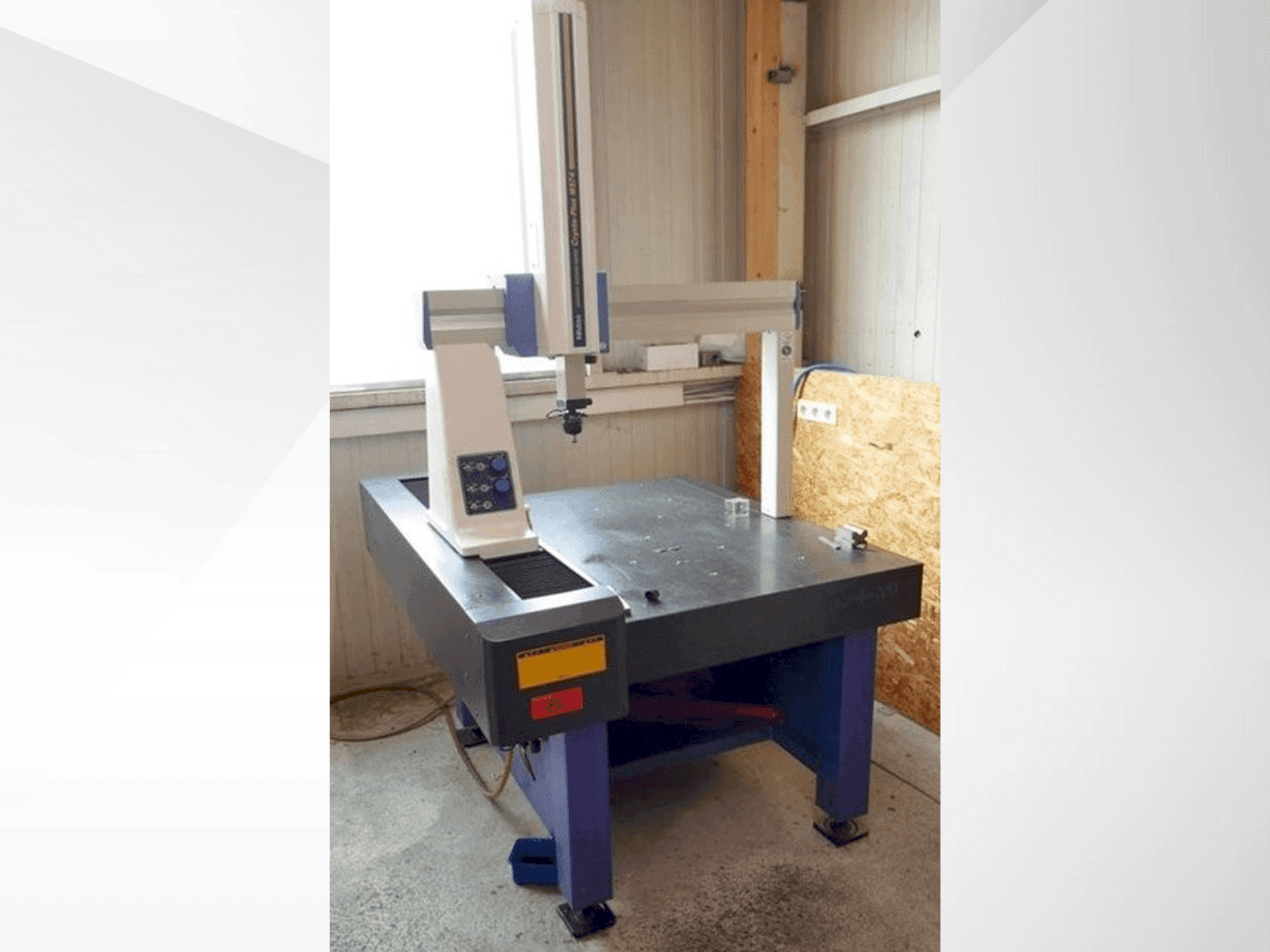 Vooraanzicht van Mitutoyo Crysta-Plus M574 machine