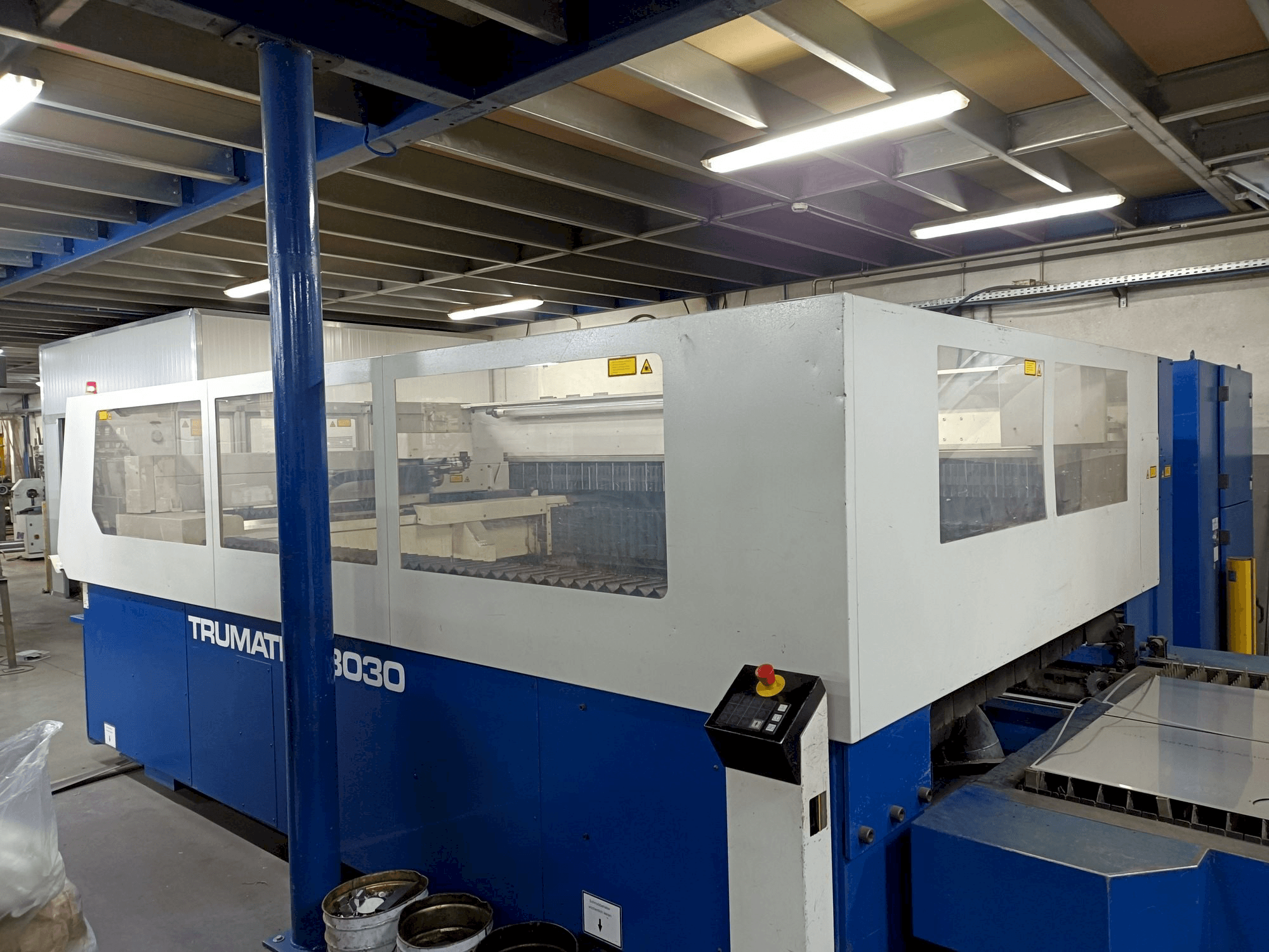 Vooraanzicht van Trumpf Trumatic L3030 machine