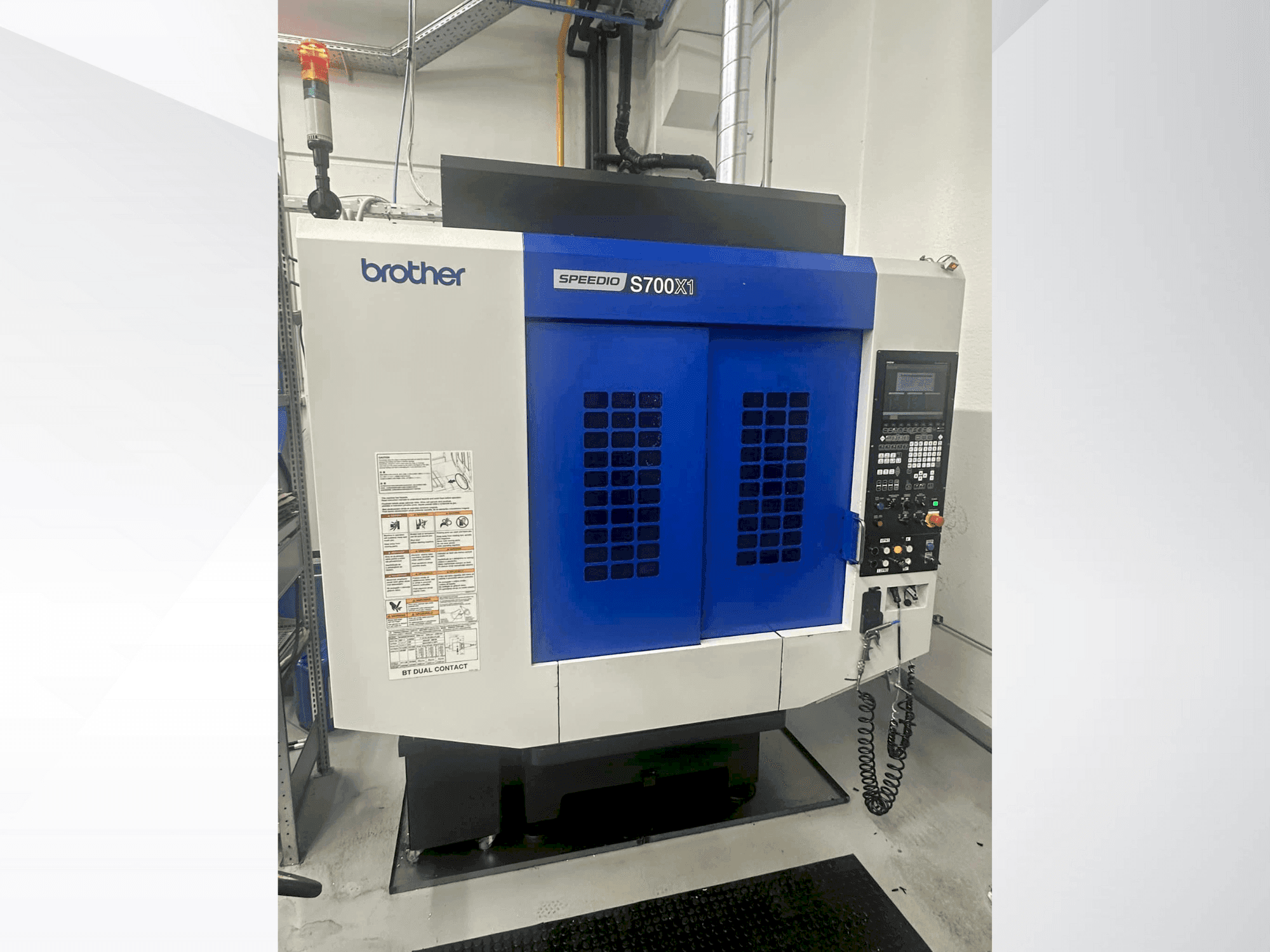 Vooraanzicht van Brother Speedio S700X1 machine