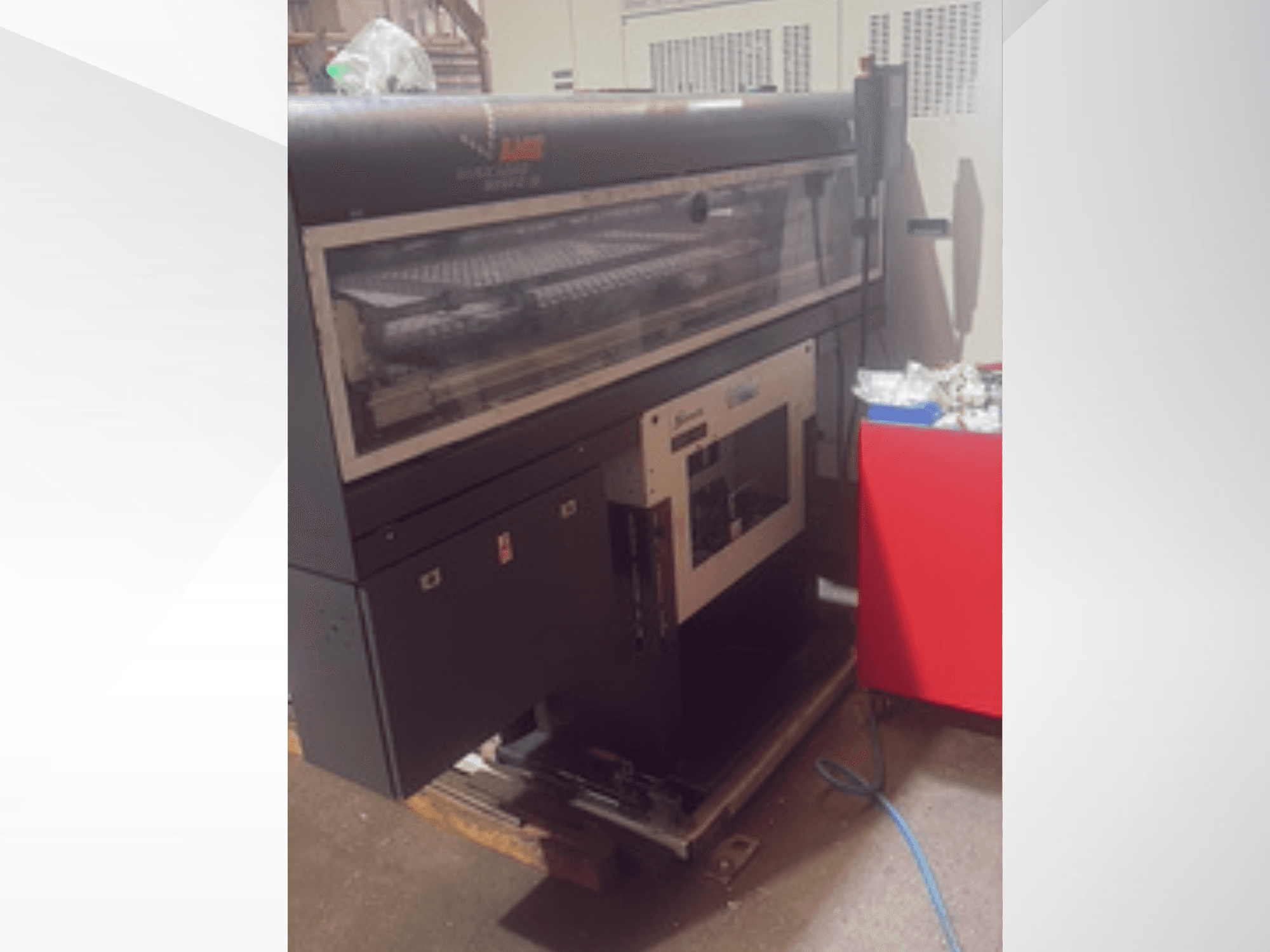 CMZ TTL66 draai-freescentrum, zijaanzicht met bedieningspaneel, bedieningselementen en aangesloten accessoires op een werkstation.