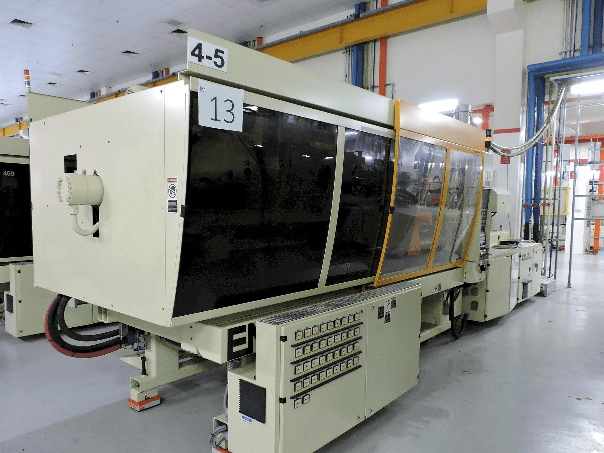 Links zicht van ENGEL TOGGLE 1350/450 machine