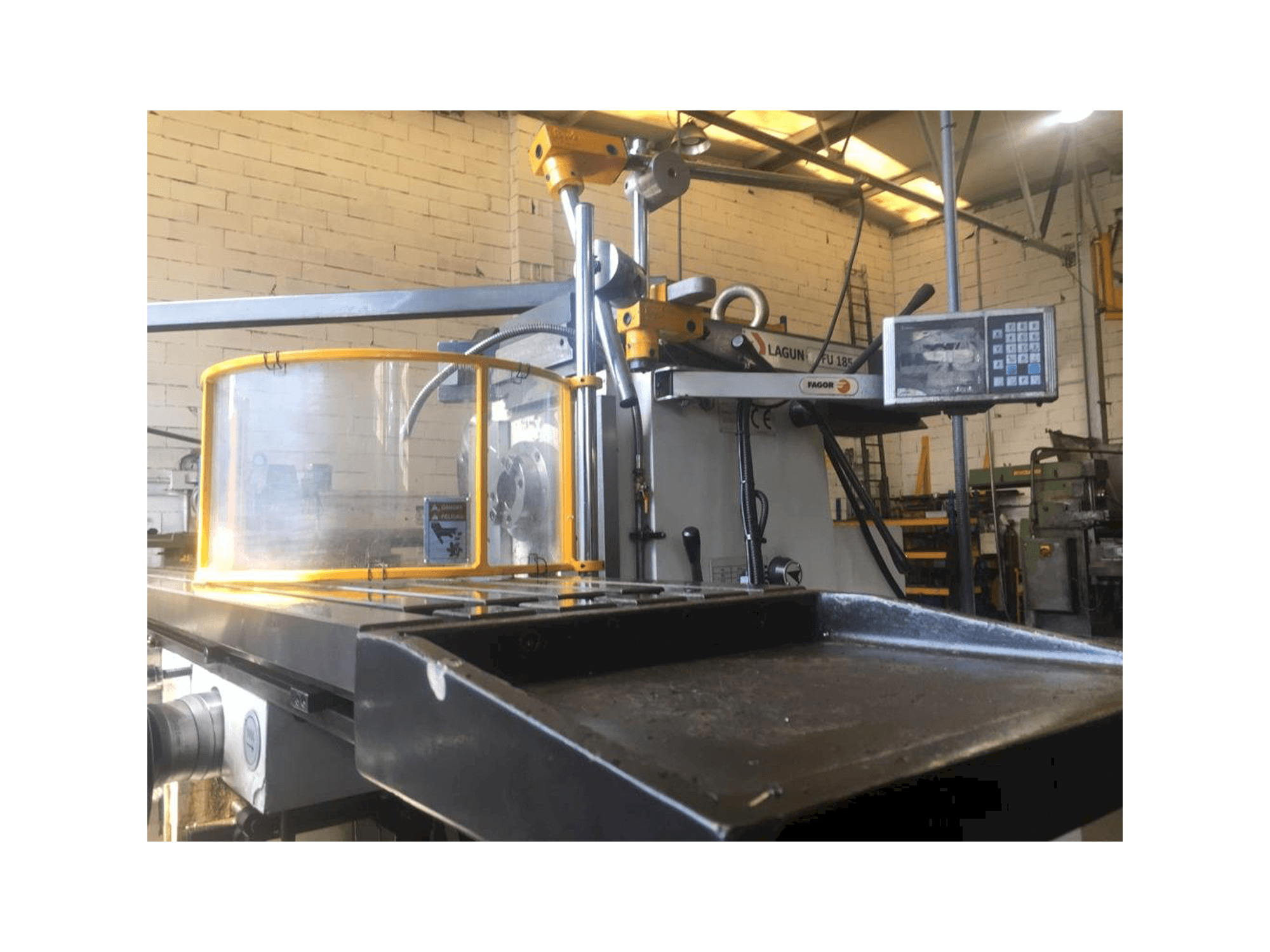 Vooraanzicht van LAGUN FU-185 machine